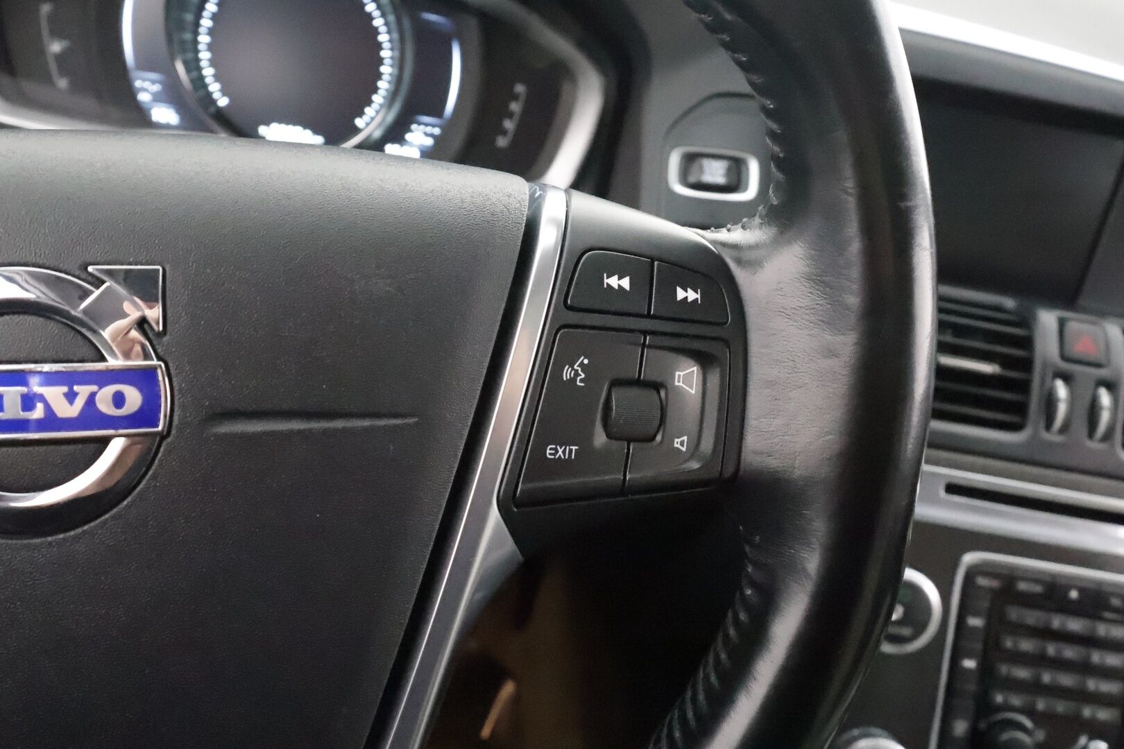 Volvo XC60 2015 D4 AWD Summum aut - Vakkari | P.tutkat | Panorama | Koukku | Webasto | Muistipenkki | Digimittaristo | Navi | Kaarrevalot | Kahdet renkaat aluvanteilla