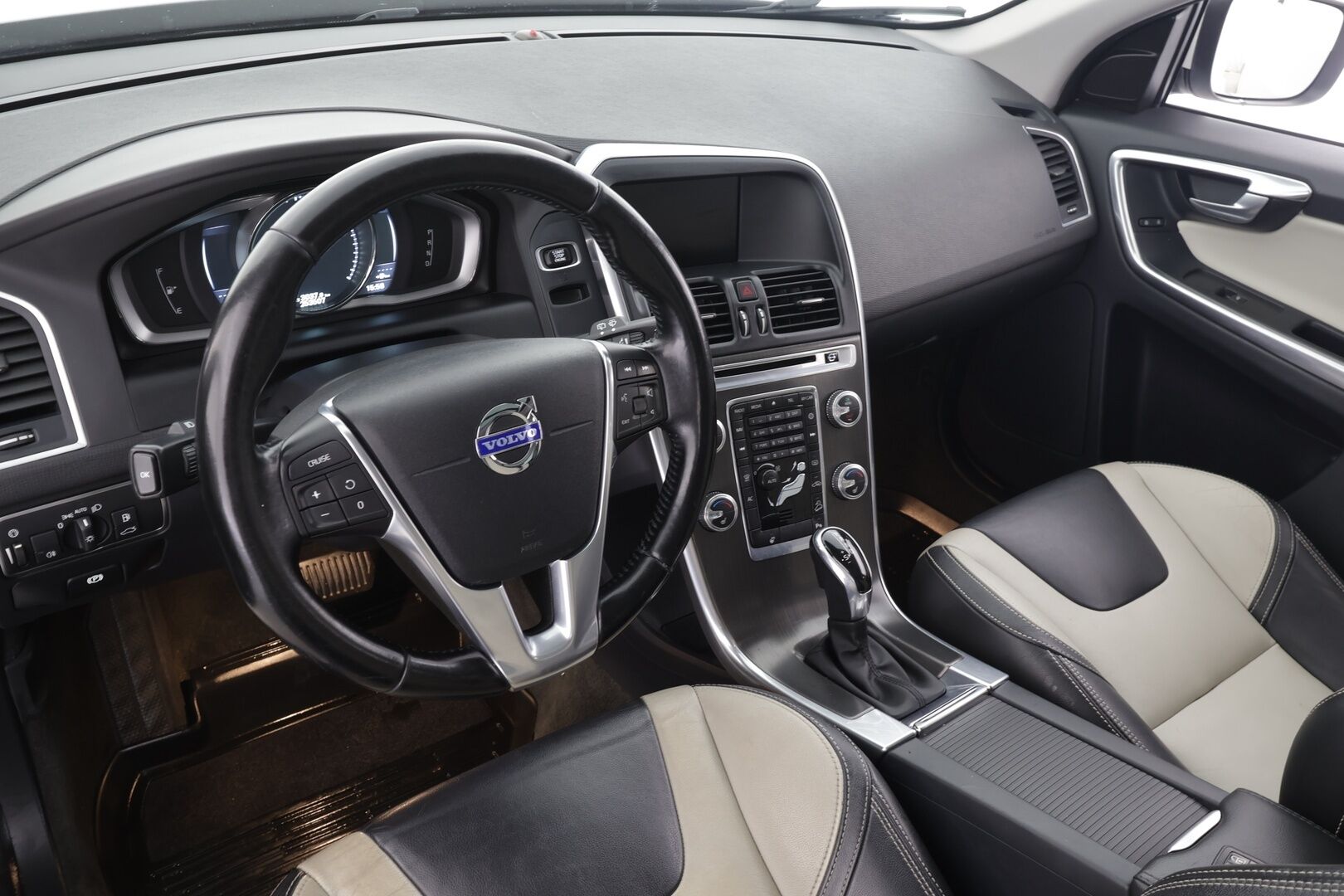 Volvo XC60 2015 D4 AWD Summum aut * Vakkari / P.tutkat / Panorama / Koukku / Webasto / Muistipenkki / Digimittaristo / Navi / Kaarrevalot * - Kahdet renkaat aluvanteilla