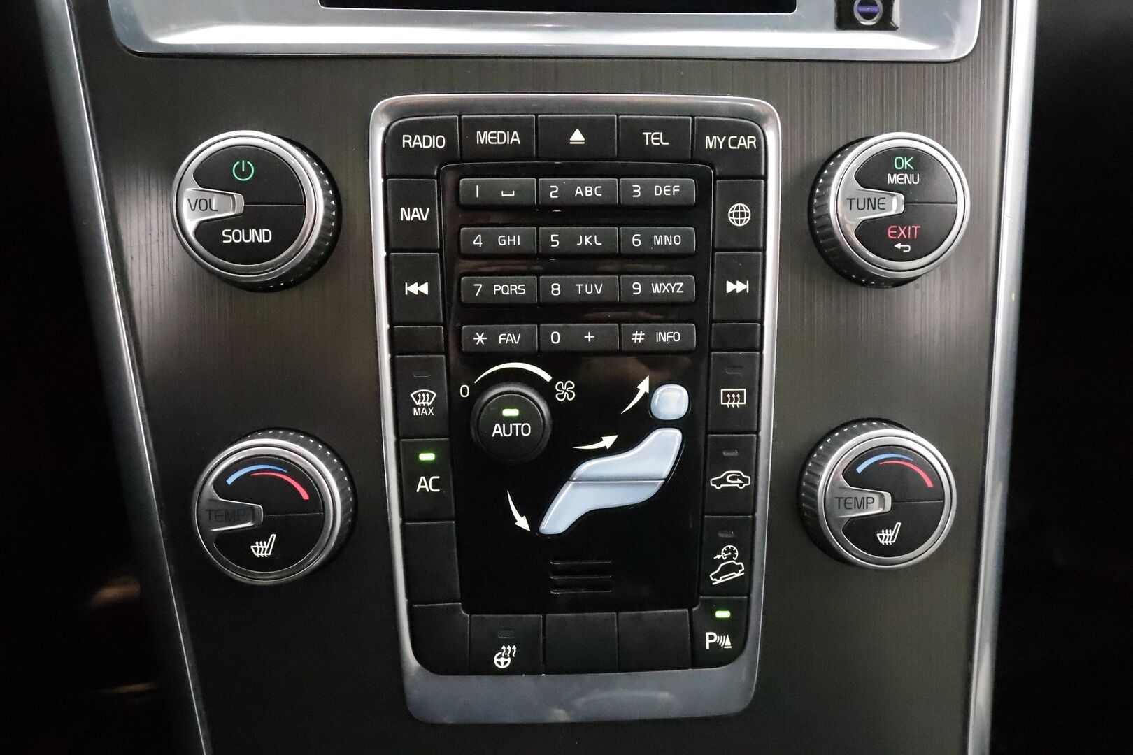 Volvo XC60 2015 D4 AWD Summum aut * Vakkari / P.tutkat / Panorama / Koukku / Webasto / Muistipenkki / Digimittaristo / Navi / Kaarrevalot * - Kahdet renkaat aluvanteilla