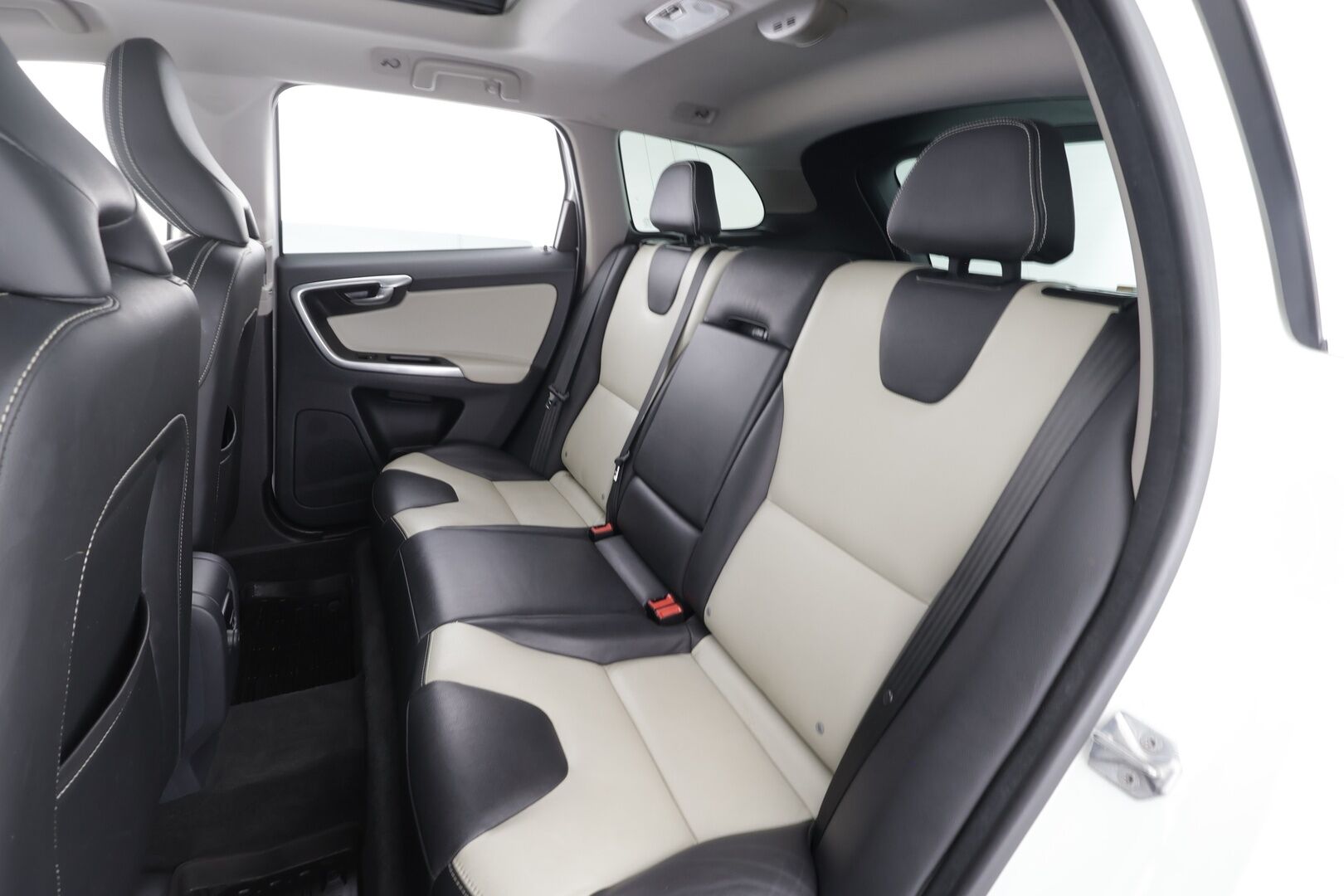 Volvo XC60 2015 D4 AWD Summum aut - Vakkari | P.tutkat | Panorama | Koukku | Webasto | Muistipenkki | Digimittaristo | Navi | Kaarrevalot | Kahdet renkaat aluvanteilla