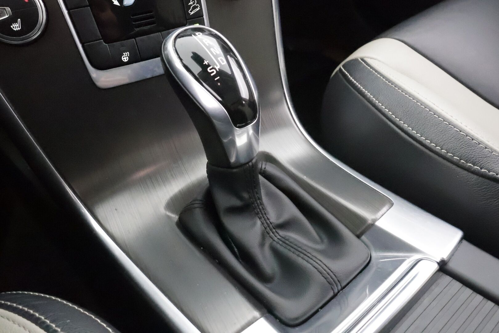 Volvo XC60 2015 D4 AWD Summum aut - Vakkari | P.tutkat | Panorama | Koukku | Webasto | Muistipenkki | Digimittaristo | Navi | Kaarrevalot | Kahdet renkaat aluvanteilla