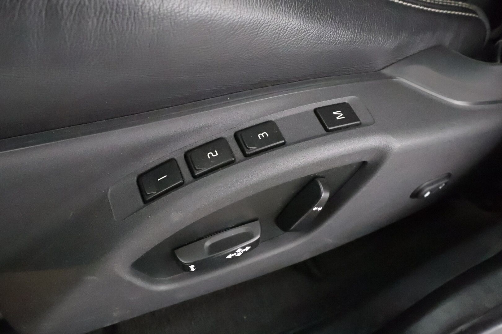 Volvo XC60 2015 D4 AWD Summum aut * Vakkari / P.tutkat / Panorama / Koukku / Webasto / Muistipenkki / Digimittaristo / Navi / Kaarrevalot * - Kahdet renkaat aluvanteilla