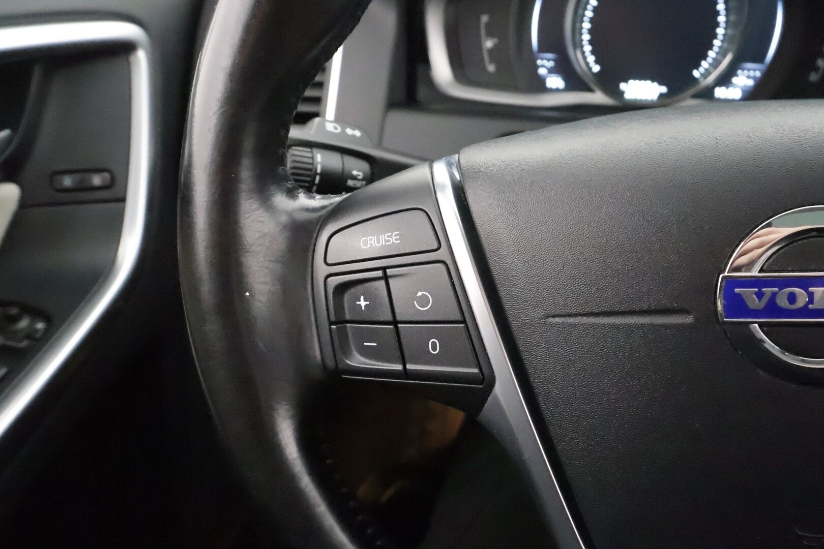 Volvo XC60 2015 D4 AWD Summum aut - Vakkari | P.tutkat | Panorama | Koukku | Webasto | Muistipenkki | Digimittaristo | Navi | Kaarrevalot | Kahdet renkaat aluvanteilla