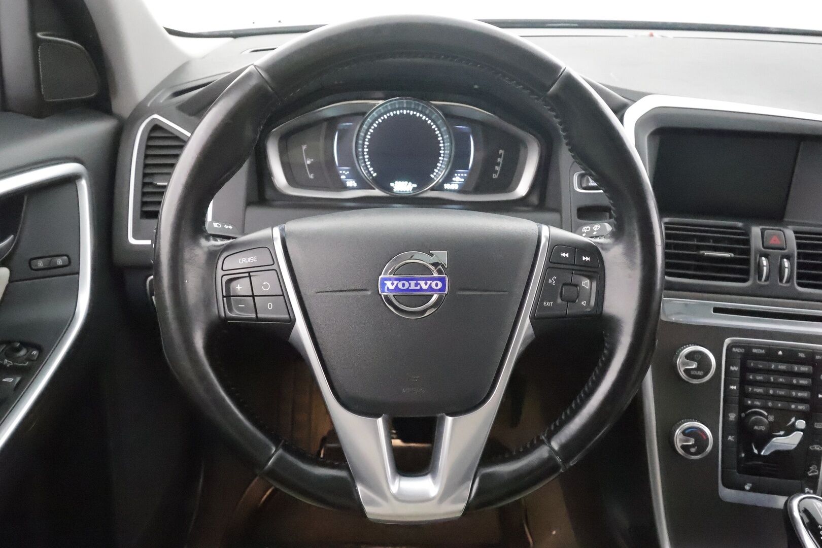 Volvo XC60 2015 D4 AWD Summum aut - Vakkari | P.tutkat | Panorama | Koukku | Webasto | Muistipenkki | Digimittaristo | Navi | Kaarrevalot | Kahdet renkaat aluvanteilla