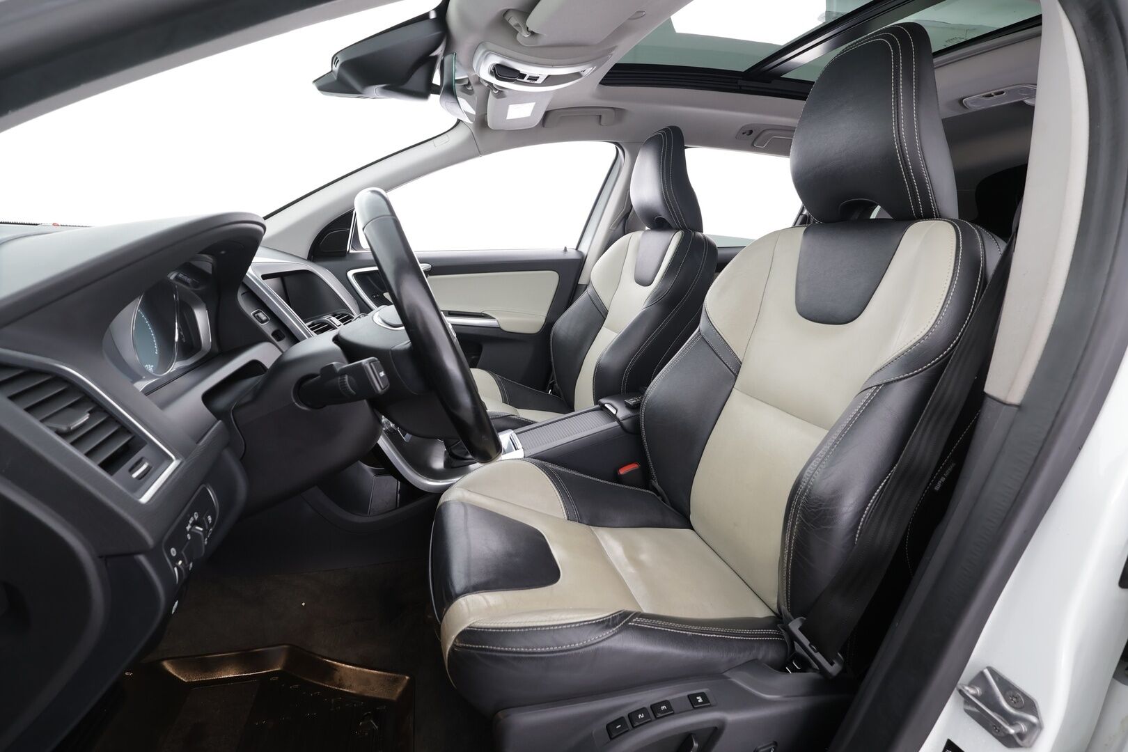 Volvo XC60 2015 D4 AWD Summum aut * Vakkari / P.tutkat / Panorama / Koukku / Webasto / Muistipenkki / Digimittaristo / Navi / Kaarrevalot * - Kahdet renkaat aluvanteilla - HULLUT AVAJAISHULINAT KORKOTARJOUS 3,29 %