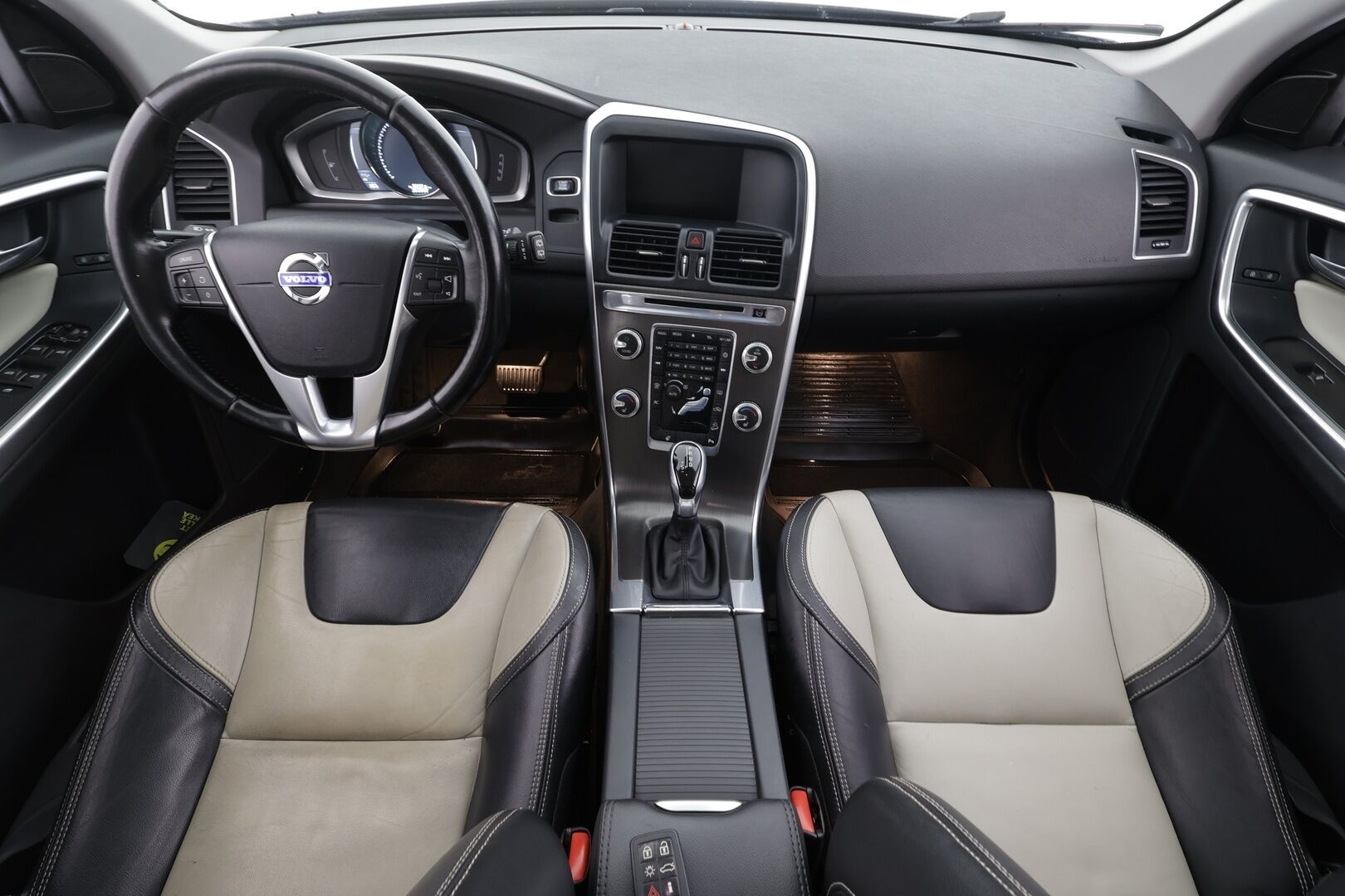 Volvo XC60 2015 D4 AWD Summum aut * Vakkari / P.tutkat / Panorama / Koukku / Webasto / Muistipenkki / Digimittaristo / Navi / Kaarrevalot * - Kahdet renkaat aluvanteilla