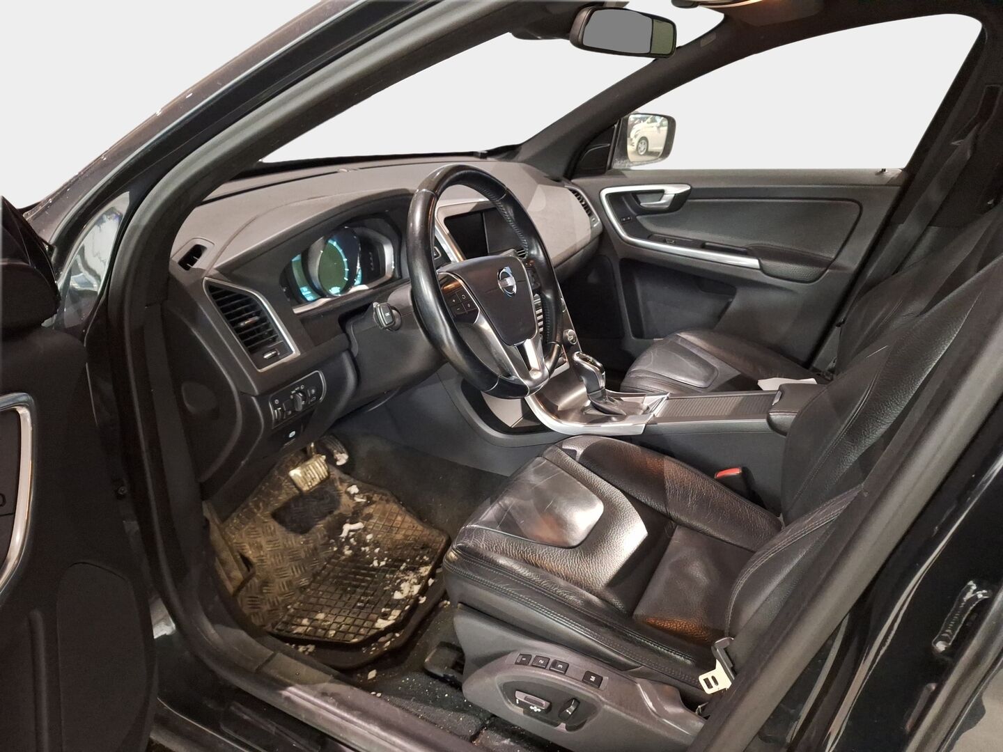 Volvo XC60 2014 D5 AWD Summum aut. *Webasto / Lohko / Panorama / Koukku / P-Kamera / Muistipenkki / Nahat / S-Luukku / Digimittari* - Erittäin hyvin huollettu / Jakohihna vaihdettu 2024 / Kahdet hyvät renkaat Volvon aluilla