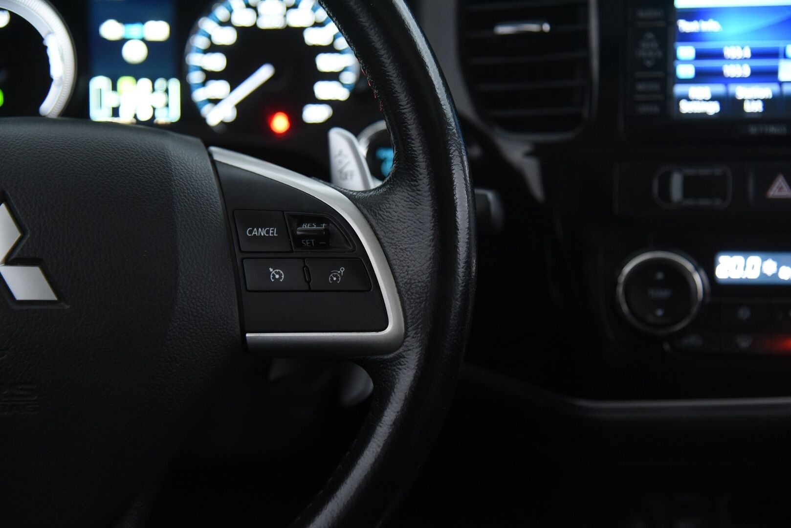 Mitsubishi Outlander 2014 Instyle Navi 4WD 5P - Rockford | Kattoikkuna | Remote Control | Keyless | Koukku | P-kamera | Sähk. luukku | 2x Renkaat vanteineen - YritysOutlet - Myydään vain yrityksille