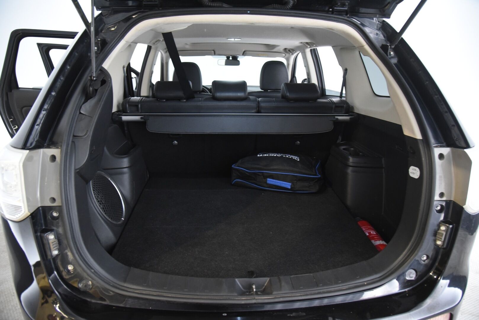 Mitsubishi Outlander 2014 Instyle Navi 4WD 5P - Rockford | Kattoikkuna | Remote Control | Keyless | Koukku | P-kamera | Sähk. luukku | 2x Renkaat vanteineen - YritysOutlet - Myydään vain yrityksille