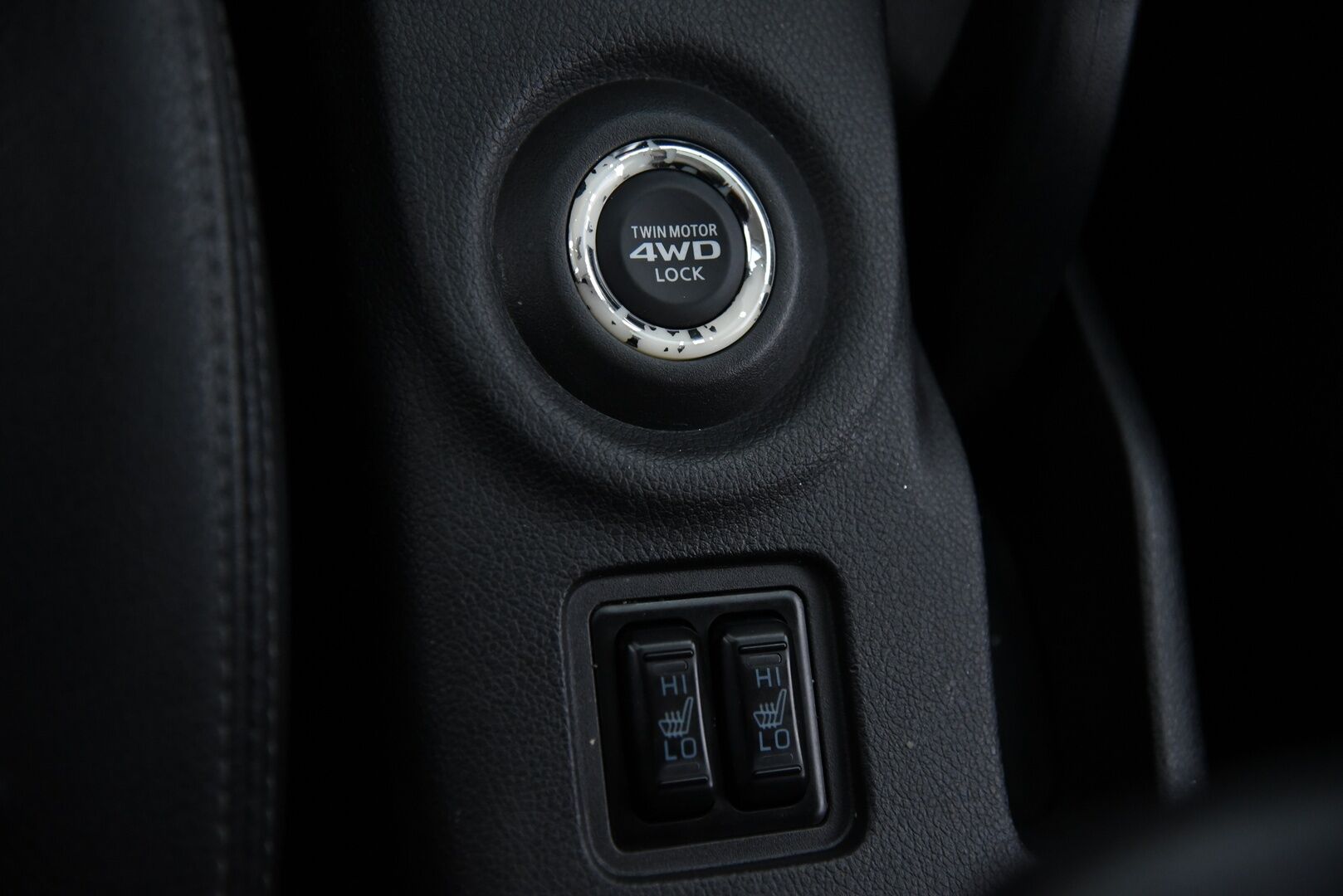 Mitsubishi Outlander 2014 Instyle Navi 4WD 5P - Rockford | Kattoikkuna | Remote Control | Keyless | Koukku | P-kamera | Sähk. luukku | 2x Renkaat vanteineen - YritysOutlet - Myydään vain yrityksille