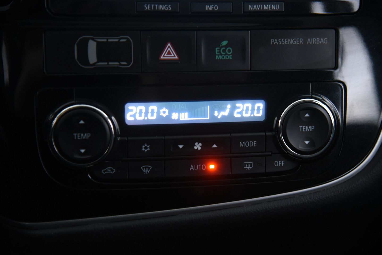Mitsubishi Outlander 2014 Instyle Navi 4WD 5P - Rockford | Kattoikkuna | Remote Control | Keyless | Koukku | P-kamera | Sähk. luukku | 2x Renkaat vanteineen - YritysOutlet - Myydään vain yrityksille
