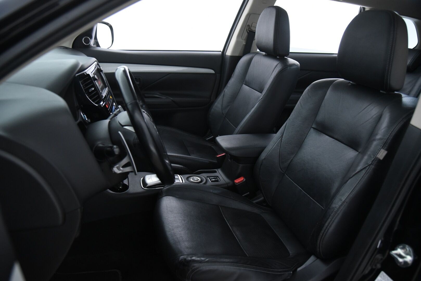 Mitsubishi Outlander 2014 Instyle Navi 4WD 5P - Rockford | Kattoikkuna | Remote Control | Keyless | Koukku | P-kamera | Sähk. luukku | 2x Renkaat vanteineen - YritysOutlet - Myydään vain yrityksille