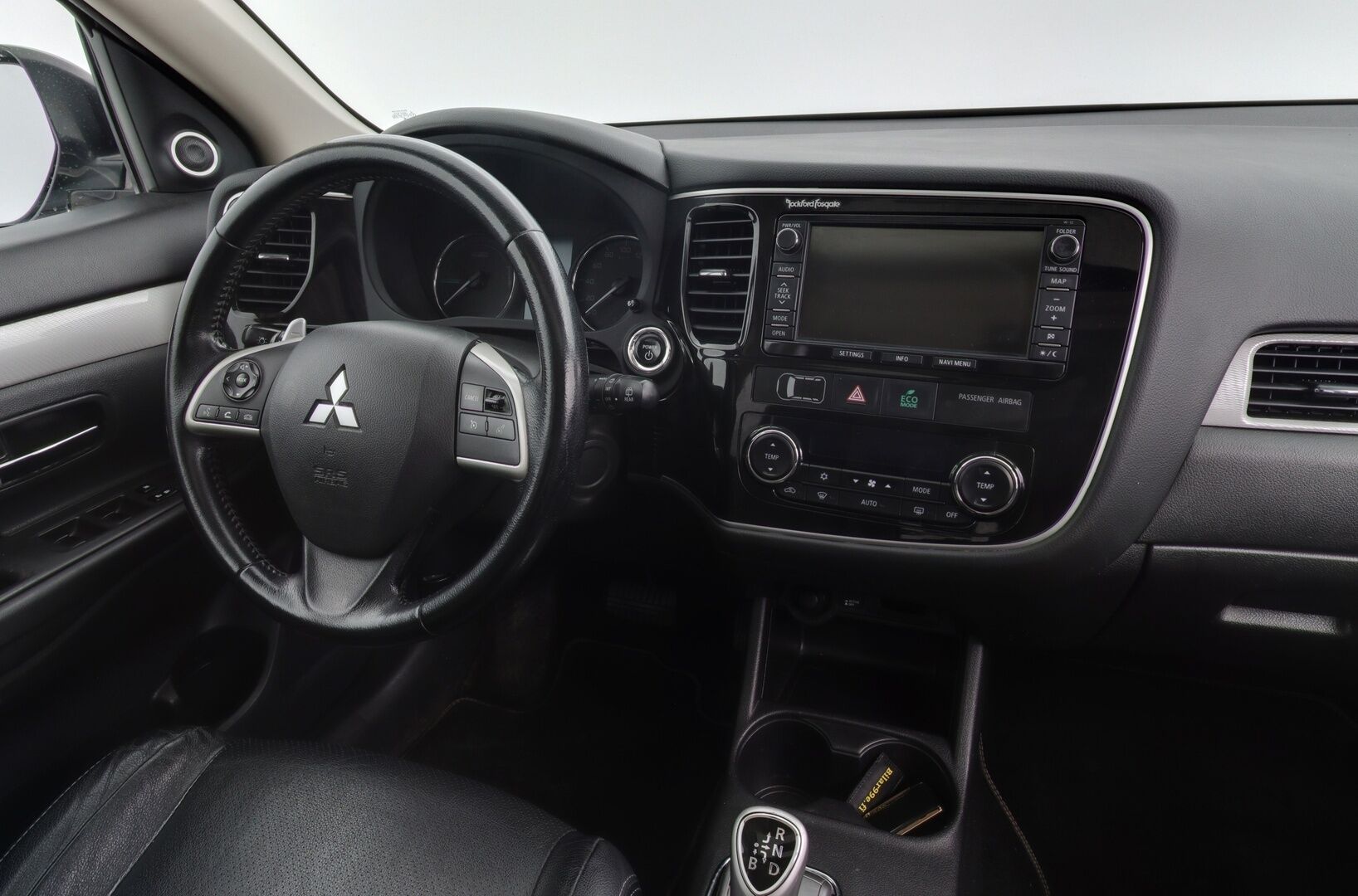 Mitsubishi Outlander 2014 Instyle Navi 4WD 5P - Rockford | Kattoikkuna | Remote Control | Keyless | Koukku | P-kamera | Sähk. luukku | 2x Renkaat vanteineen - YritysOutlet - Myydään vain yrityksille