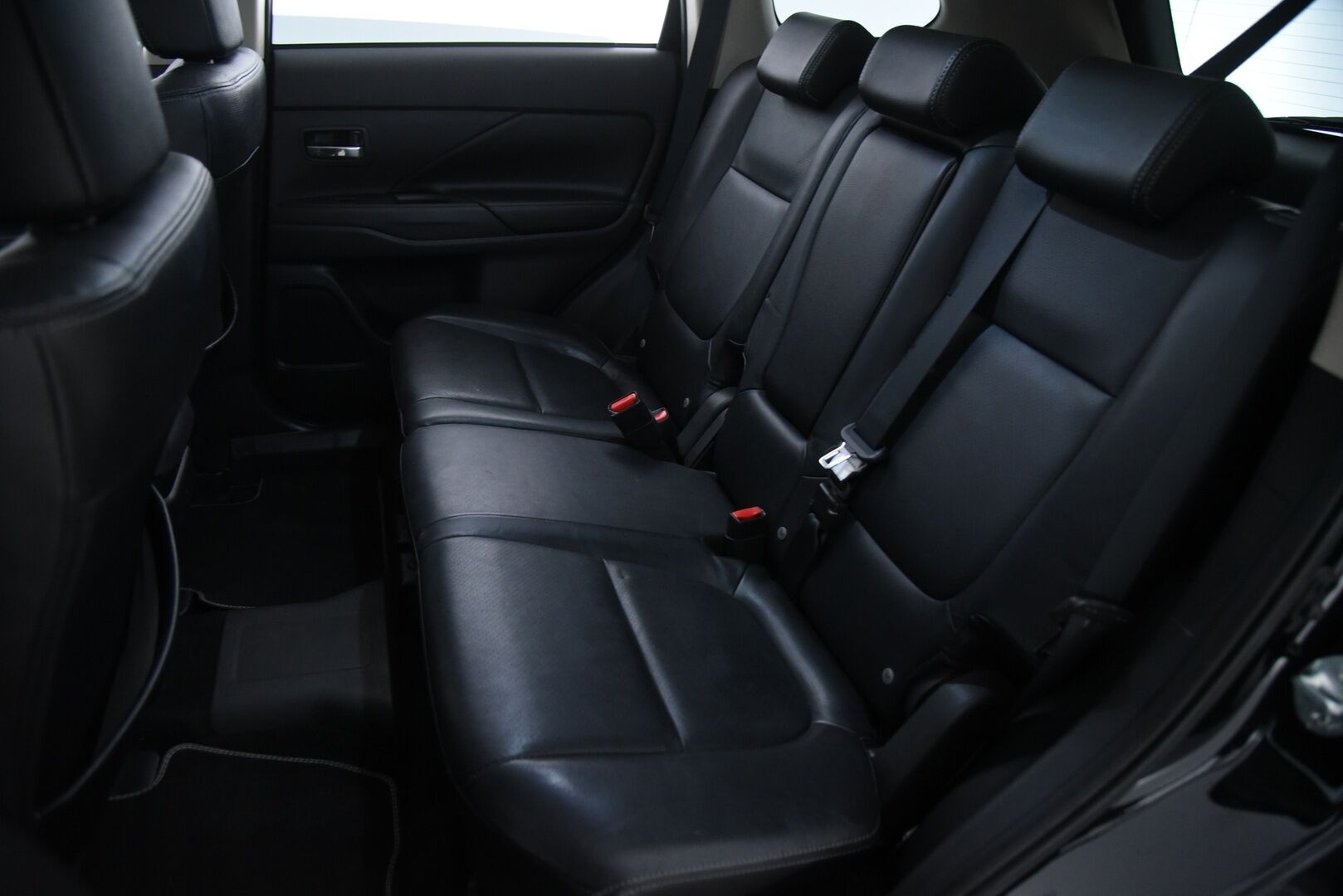 Mitsubishi Outlander 2014 Instyle Navi 4WD 5P - Rockford | Kattoikkuna | Remote Control | Keyless | Koukku | P-kamera | Sähk. luukku | 2x Renkaat vanteineen - YritysOutlet - Myydään vain yrityksille