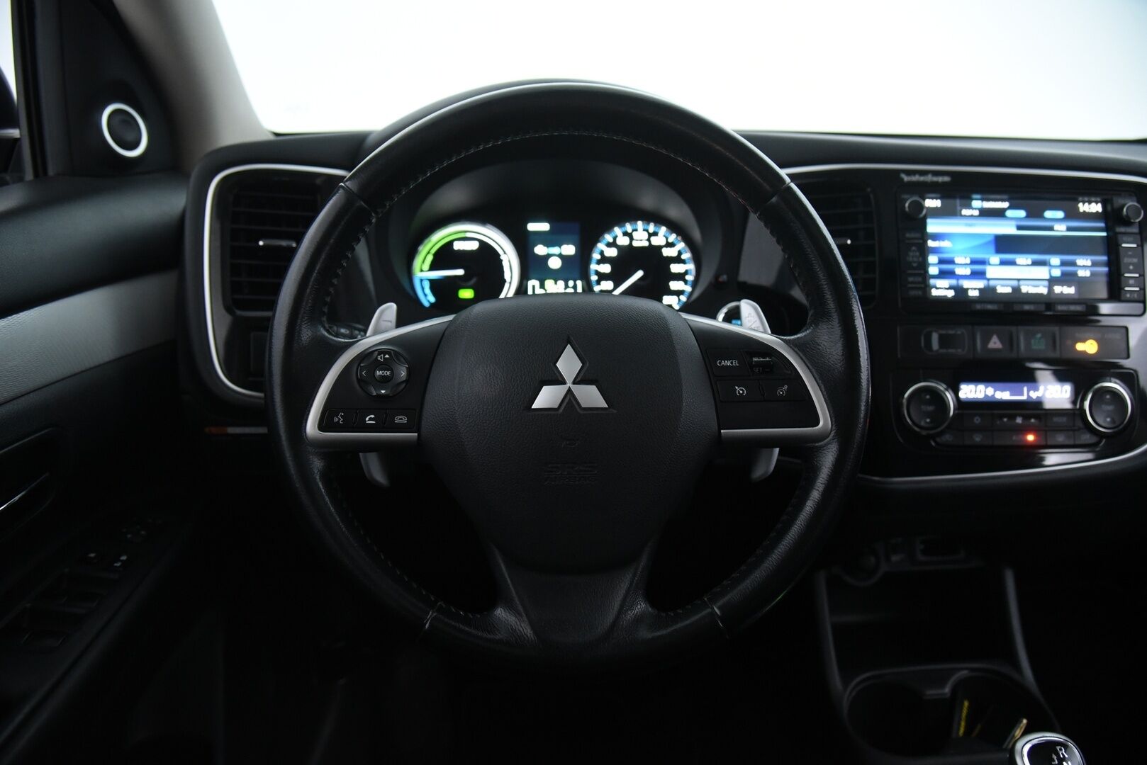 Mitsubishi Outlander 2014 Instyle Navi 4WD 5P - Rockford | Kattoikkuna | Remote Control | Keyless | Koukku | P-kamera | Sähk. luukku | 2x Renkaat vanteineen - YritysOutlet - Myydään vain yrityksille