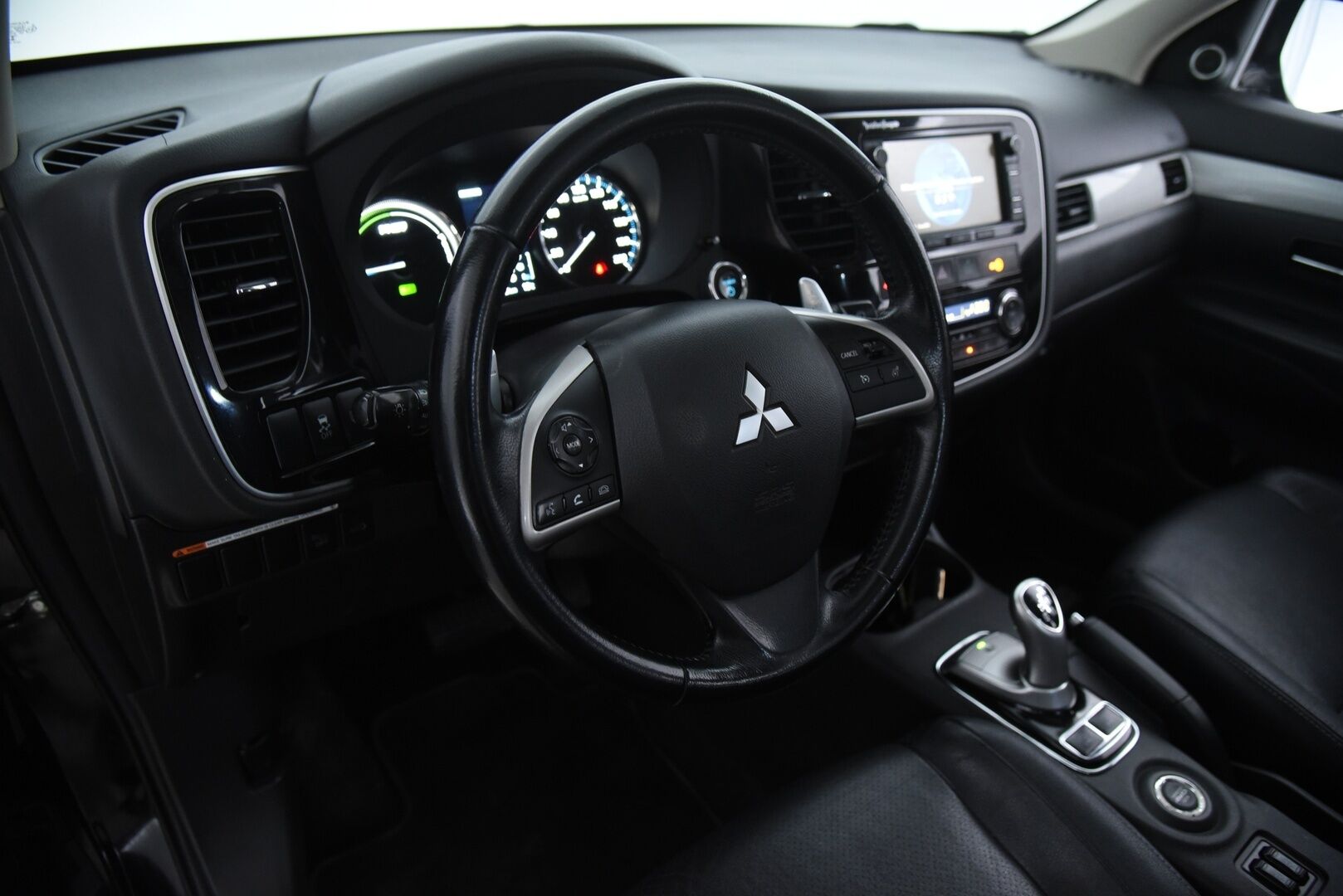 Mitsubishi Outlander 2014 Instyle Navi 4WD 5P - Rockford | Kattoikkuna | Remote Control | Keyless | Koukku | P-kamera | Sähk. luukku | 2x Renkaat vanteineen - YritysOutlet - Myydään vain yrityksille