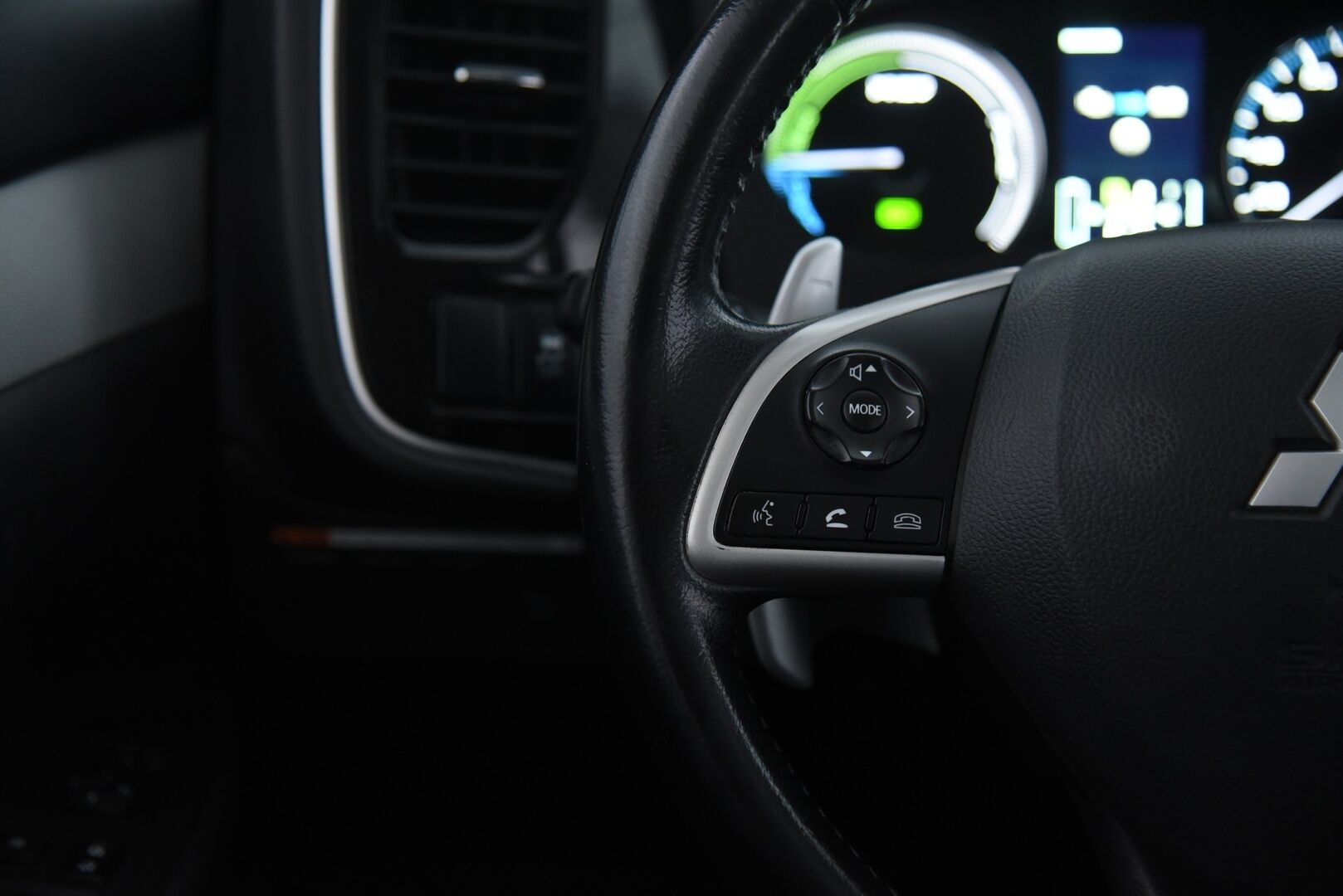 Mitsubishi Outlander 2014 Instyle Navi 4WD 5P - Rockford | Kattoikkuna | Remote Control | Keyless | Koukku | P-kamera | Sähk. luukku | 2x Renkaat vanteineen - YritysOutlet - Myydään vain yrityksille