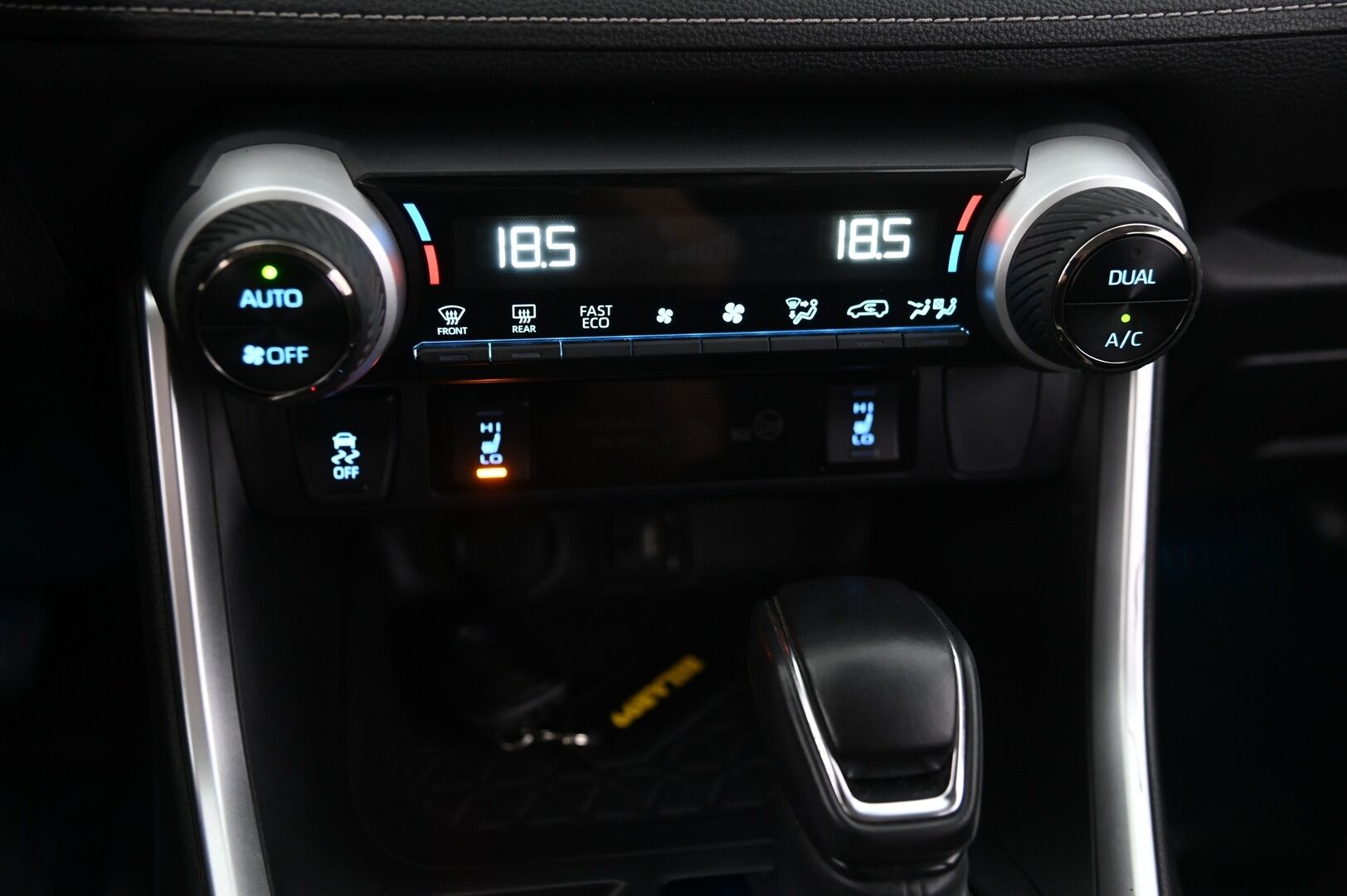 Toyota RAV4 2019 2,5 Hybrid AWD-i Active - ACC | P.kamera | Lohko ja sisäp | Vetokoukku | 2 renkaat aluvanteilla