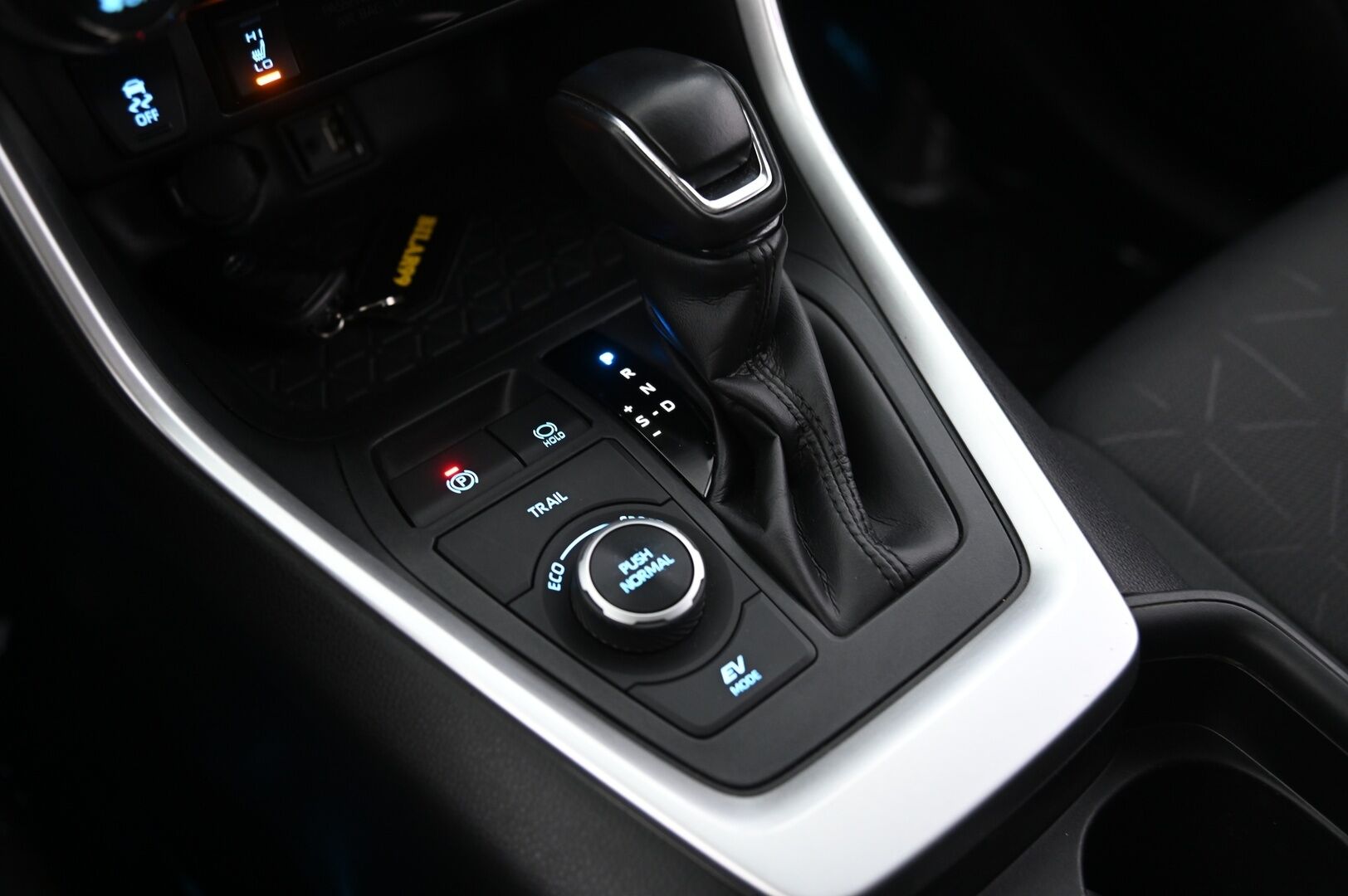 Toyota RAV4 2019 2,5 Hybrid AWD-i Active - ACC | P.kamera | Lohko ja sisäp | Vetokoukku | 2 renkaat aluvanteilla