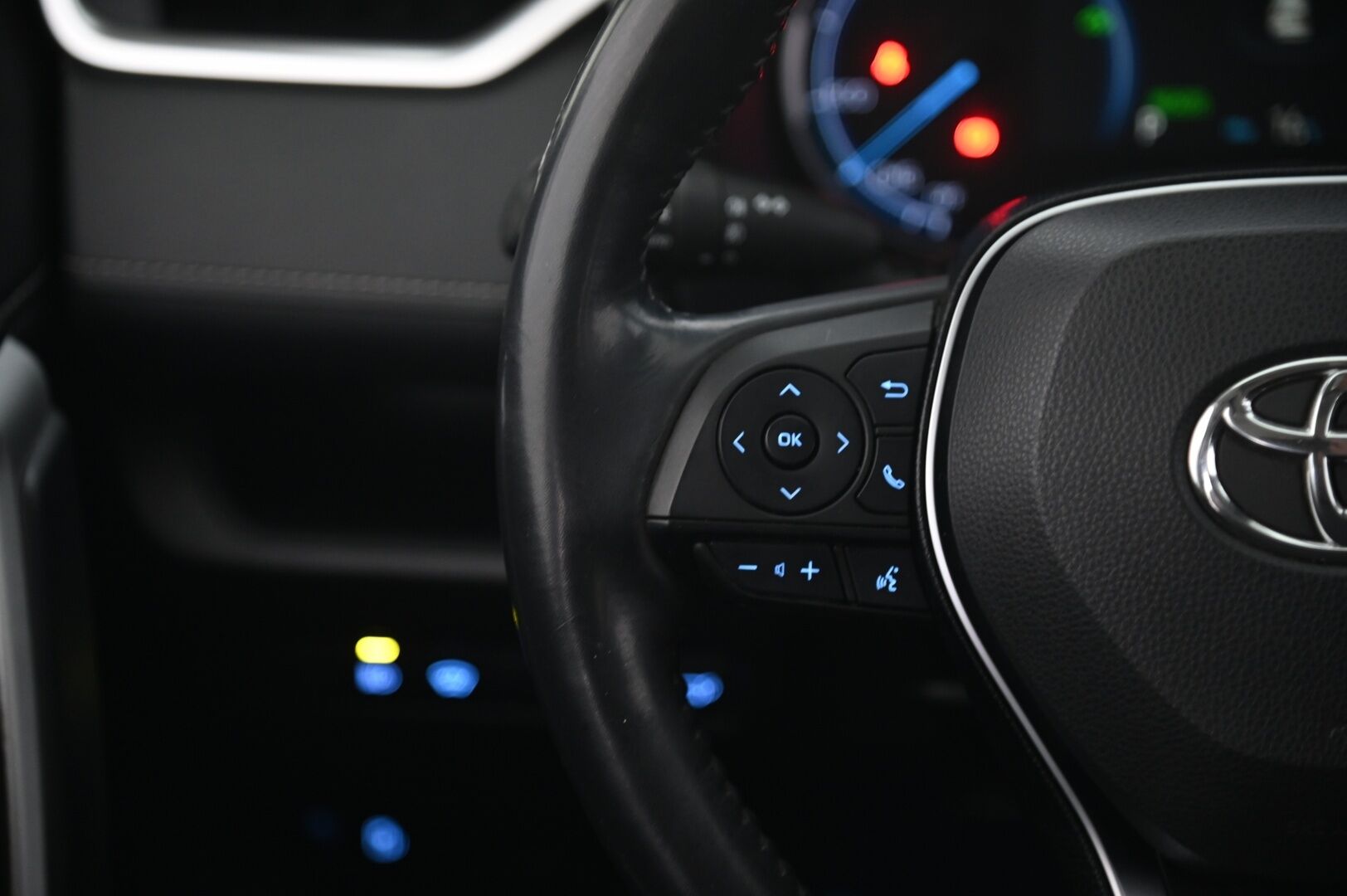 Toyota RAV4 2019 2,5 Hybrid AWD-i Active - ACC | P.kamera | Lohko ja sisäp | Vetokoukku | 2 renkaat aluvanteilla
