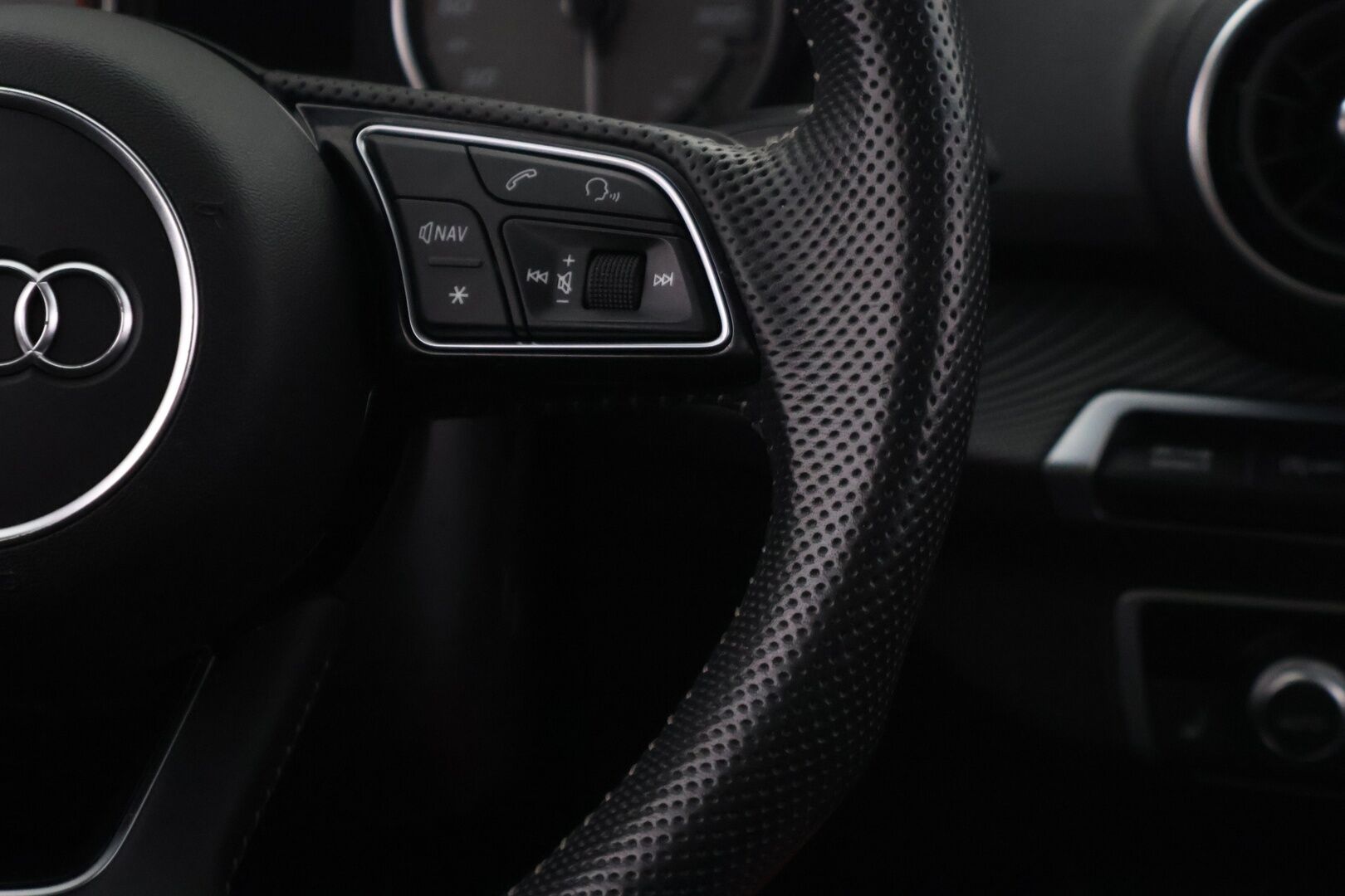 Audi SQ2 2020 TFSI quattro S tronic - | Suomi-auto | Adapt.vakkari | B&O | Panorama | Carplay | Ambient | Kaistavahti | Lohko | 2x renkaat |