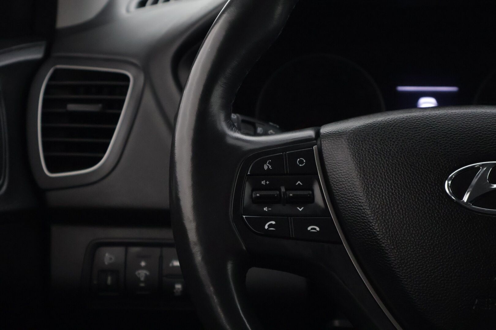 Hyundai i20 Hatchback 2019 1,0 T-GDI 120 hv Style aut. * Suomiauto / Lohkolämmitin / P.kamera / Ratinlämmitin / CarPlay / Aut.ilmastointi * - *Vähän ajettu Suomiauto! / Katsastus voimassa 10/2027 saakka! / Mukavasti varusteltu!*