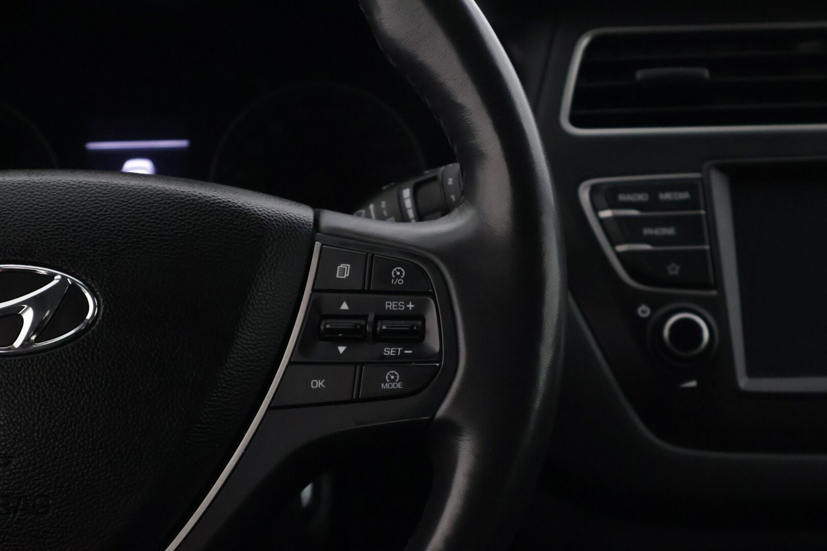 Hyundai i20 Hatchback 2019 1,0 T-GDI 120 hv Style aut. * Suomiauto / Lohkolämmitin / P.kamera / Ratinlämmitin / CarPlay / Aut.ilmastointi * - *Vähän ajettu Suomiauto! / Katsastus voimassa 10/2027 saakka! / Mukavasti varusteltu!*