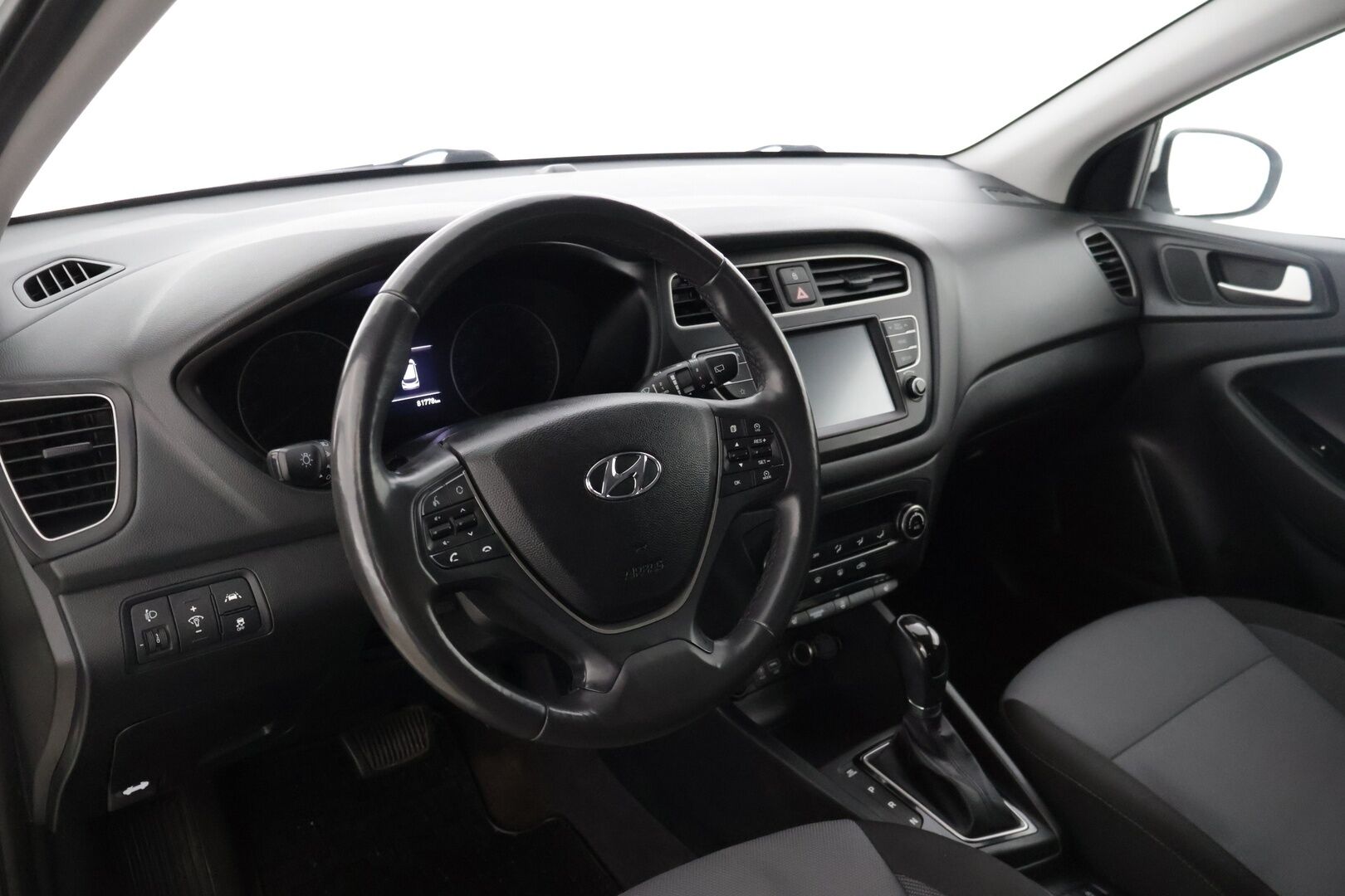 Hyundai i20 Hatchback 2019 1,0 T-GDI 120 hv Style aut. * Suomiauto / Lohkolämmitin / P.kamera / Ratinlämmitin / CarPlay / Aut.ilmastointi * - *Vähän ajettu Suomiauto! / Katsastus voimassa 10/2027 saakka! / Mukavasti varusteltu!*