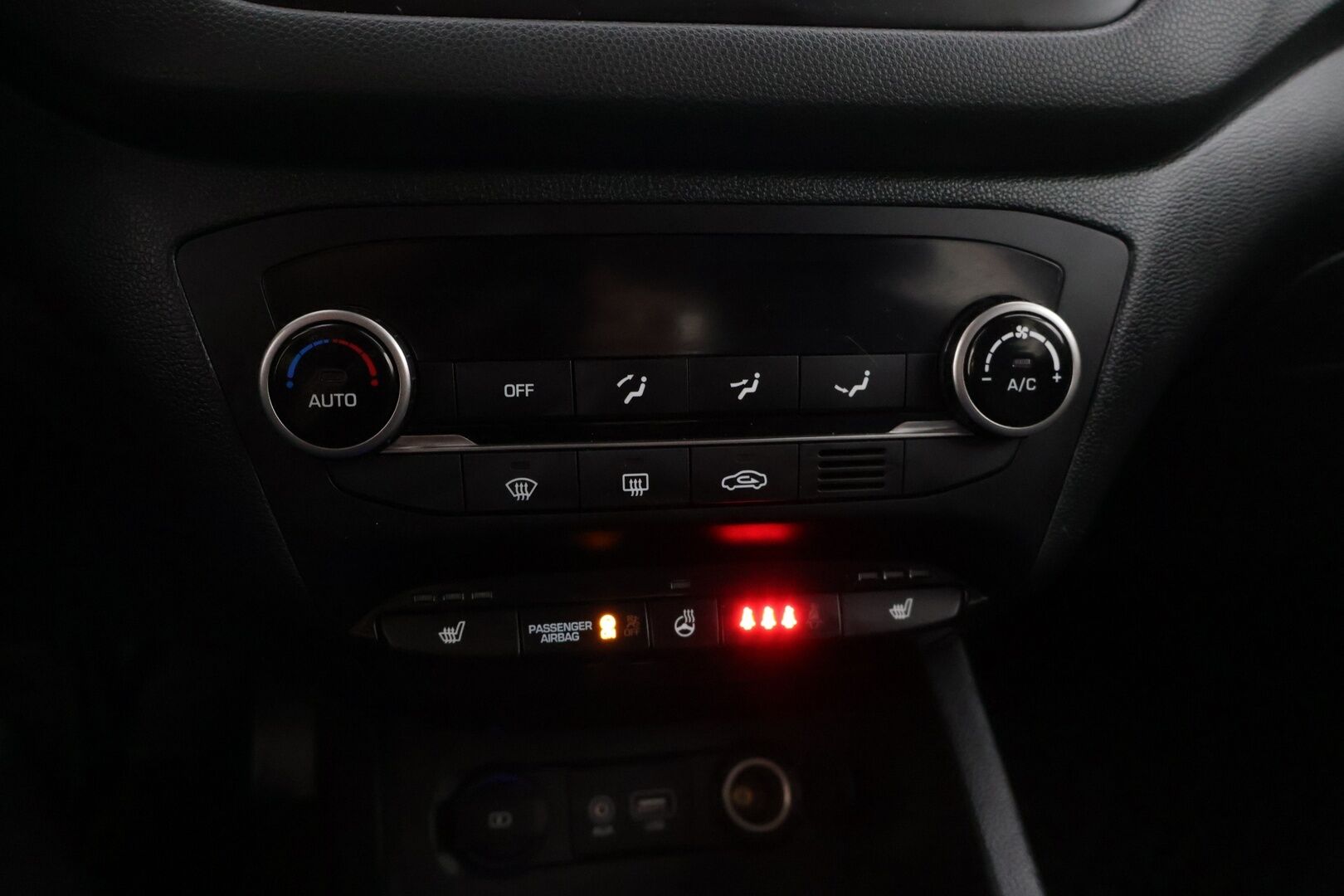 Hyundai i20 Hatchback 2019 1,0 T-GDI 120 hv Style aut. * Suomiauto / Lohkolämmitin / P.kamera / Ratinlämmitin / CarPlay / Aut.ilmastointi * - *Vähän ajettu Suomiauto! / Katsastus voimassa 10/2027 saakka! / Mukavasti varusteltu!*