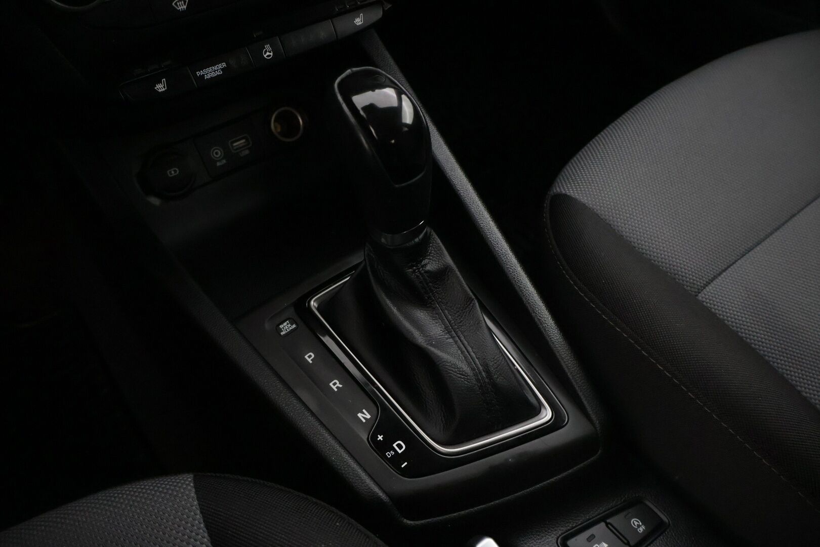 Hyundai i20 Hatchback 2019 1,0 T-GDI 120 hv Style aut. * Suomiauto / Lohkolämmitin / P.kamera / Ratinlämmitin / CarPlay / Aut.ilmastointi * - *Vähän ajettu Suomiauto! / Katsastus voimassa 10/2027 saakka! / Mukavasti varusteltu!*