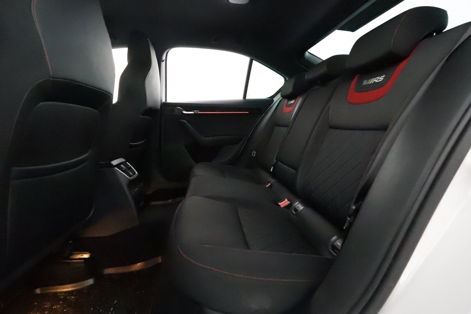 Skoda Octavia 2019 2,0 TDI 184 RS BusinessLine DSG Autom **Adapt.vakkari / Webasto / KeylessGo / Sporttipenkit / Navi / P.tutkat** - Suomi-auto / Kahdet renkaat aluvanteilla