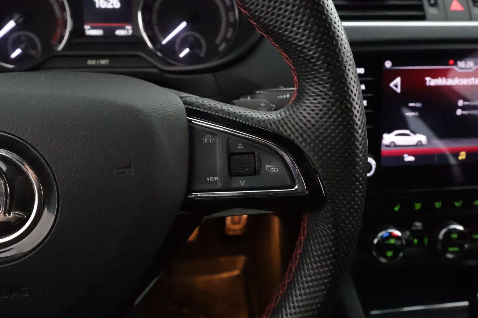 Skoda Octavia 2019 2,0 TDI 184 RS BusinessLine DSG Autom **Adapt.vakkari / Webasto / KeylessGo / Sporttipenkit / Navi / P.tutkat** - Suomi-auto / Kahdet renkaat aluvanteilla