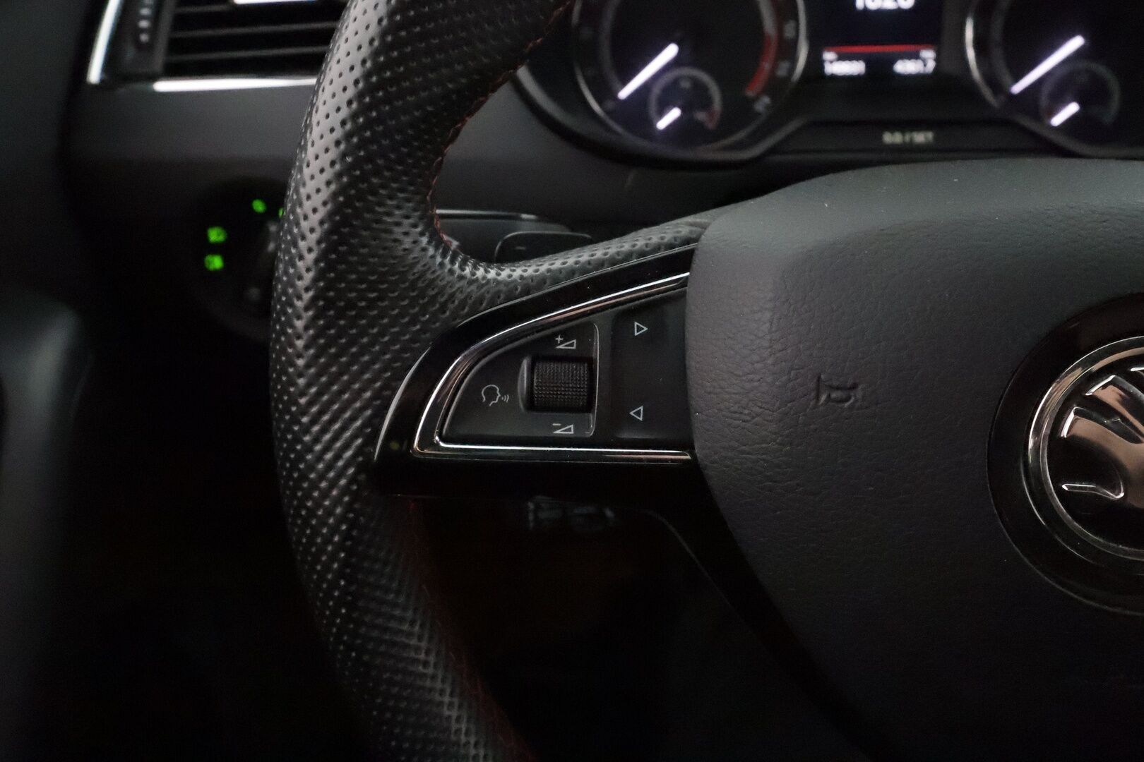 Skoda Octavia 2019 2,0 TDI 184 RS BusinessLine DSG Autom **Adapt.vakkari / Webasto / KeylessGo / Sporttipenkit / Navi / P.tutkat** - Suomi-auto / Kahdet renkaat aluvanteilla