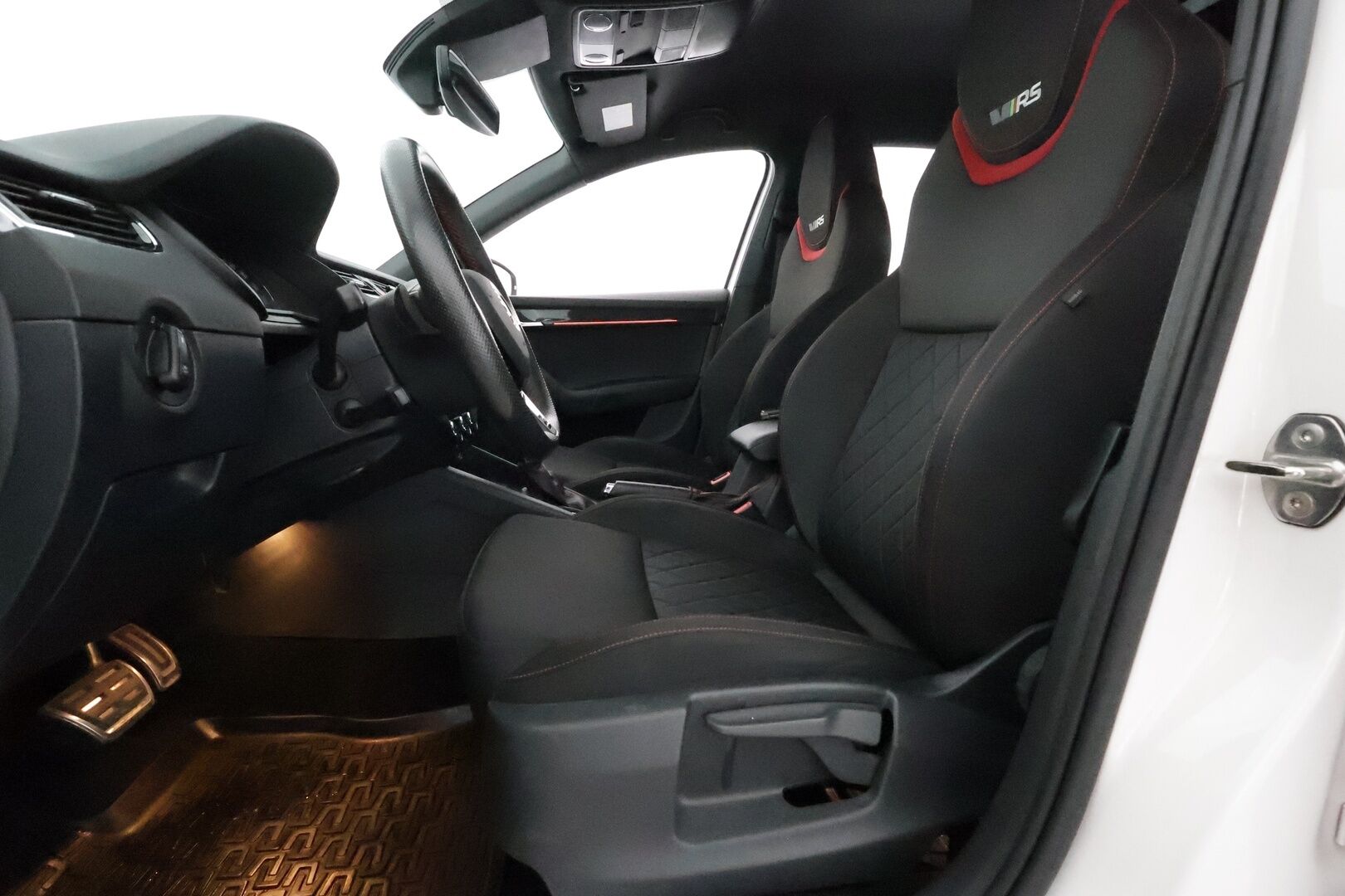 Skoda Octavia 2019 2,0 TDI 184 RS BusinessLine DSG Autom **Adapt.vakkari / Webasto / KeylessGo / Sporttipenkit / Navi / P.tutkat** - Suomi-auto / Kahdet renkaat aluvanteilla