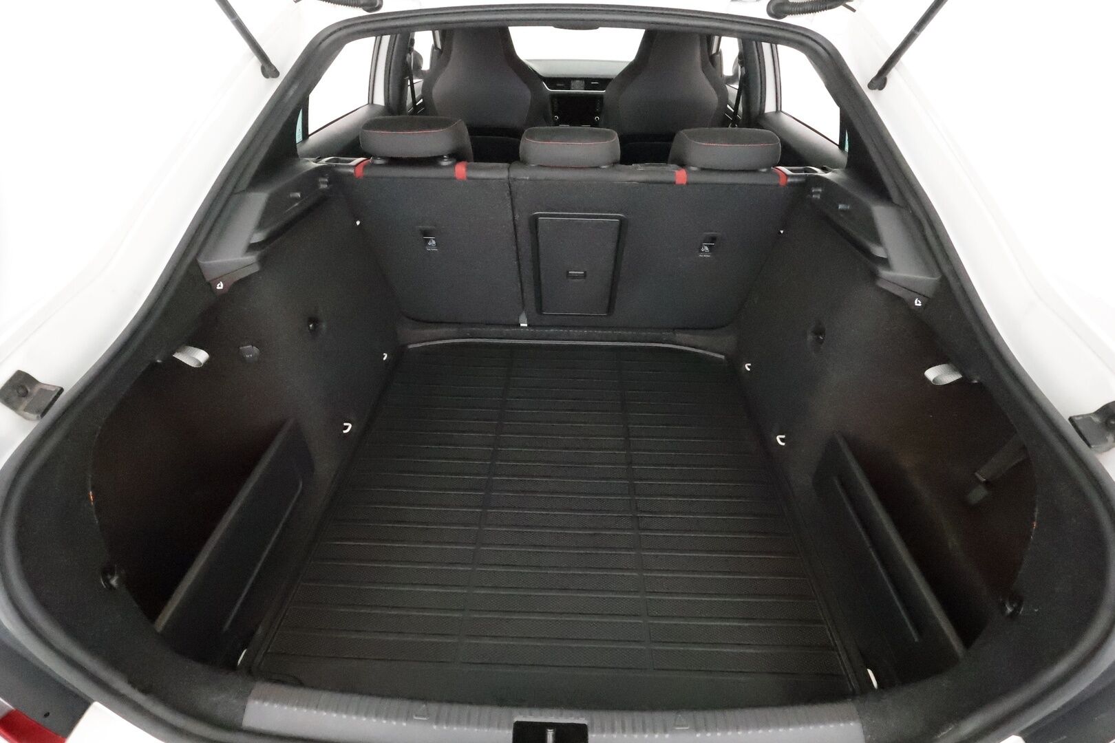 Skoda Octavia 2019 2,0 TDI 184 RS BusinessLine DSG Autom **Adapt.vakkari / Webasto / KeylessGo / Sporttipenkit / Navi / P.tutkat** - Suomi-auto / Kahdet renkaat aluvanteilla