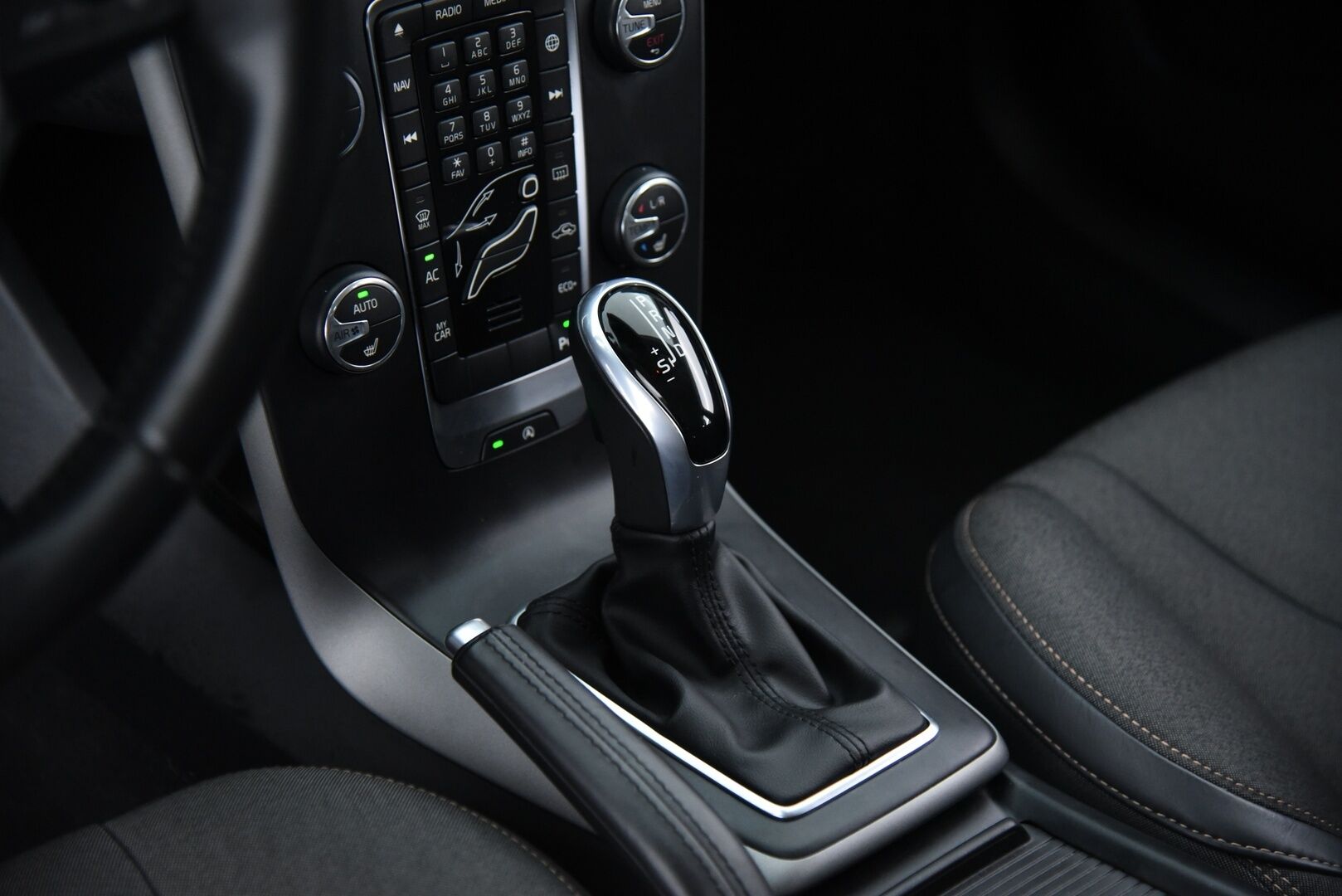 Volvo V40 Cross Country 2018 T3 Plus aut / Full-LED / P. Kamera / Navi / Lämm. Tuulilasi / Jakopää 11/25! - Loistava huoltohistoria! / 2x Hyvät renkaat!