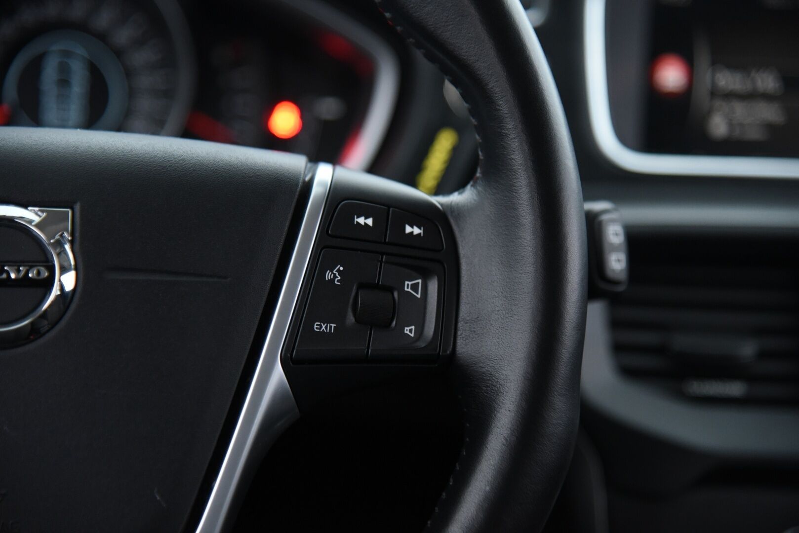 Volvo V40 Cross Country 2018 T3 Plus aut / Full-LED / P. Kamera / Navi / Lämm. Tuulilasi / Jakopää 11/25! - Loistava huoltohistoria! / 2x Hyvät renkaat!