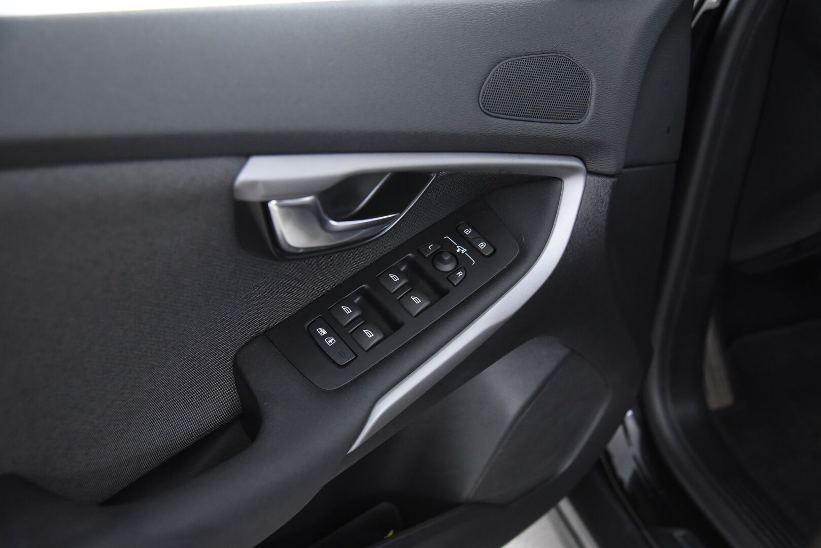 Volvo V40 Cross Country 2018 T3 Plus aut / Full-LED / P. Kamera / Navi / Lämm. Tuulilasi / Jakopää 11/25! - Loistava huoltohistoria! / 2x Hyvät renkaat!