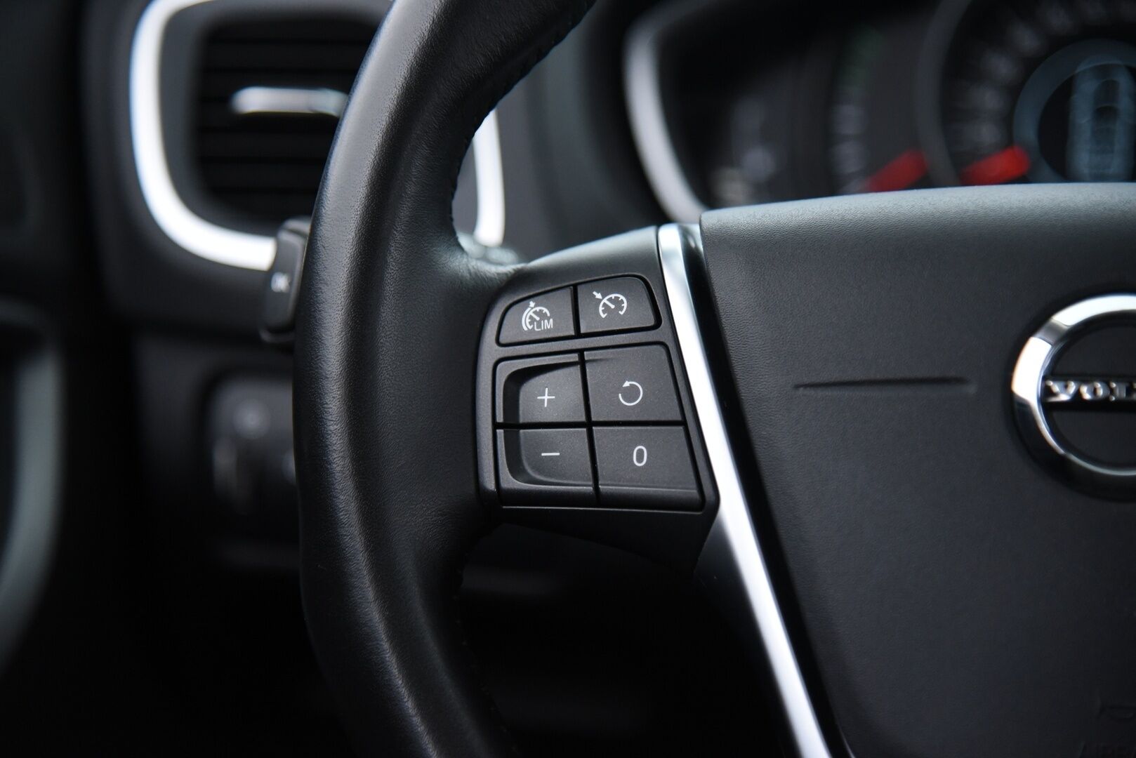 Volvo V40 Cross Country 2018 T3 Plus aut / Full-LED / P. Kamera / Navi / Lämm. Tuulilasi / Jakopää 11/25! - Loistava huoltohistoria! / 2x Hyvät renkaat!