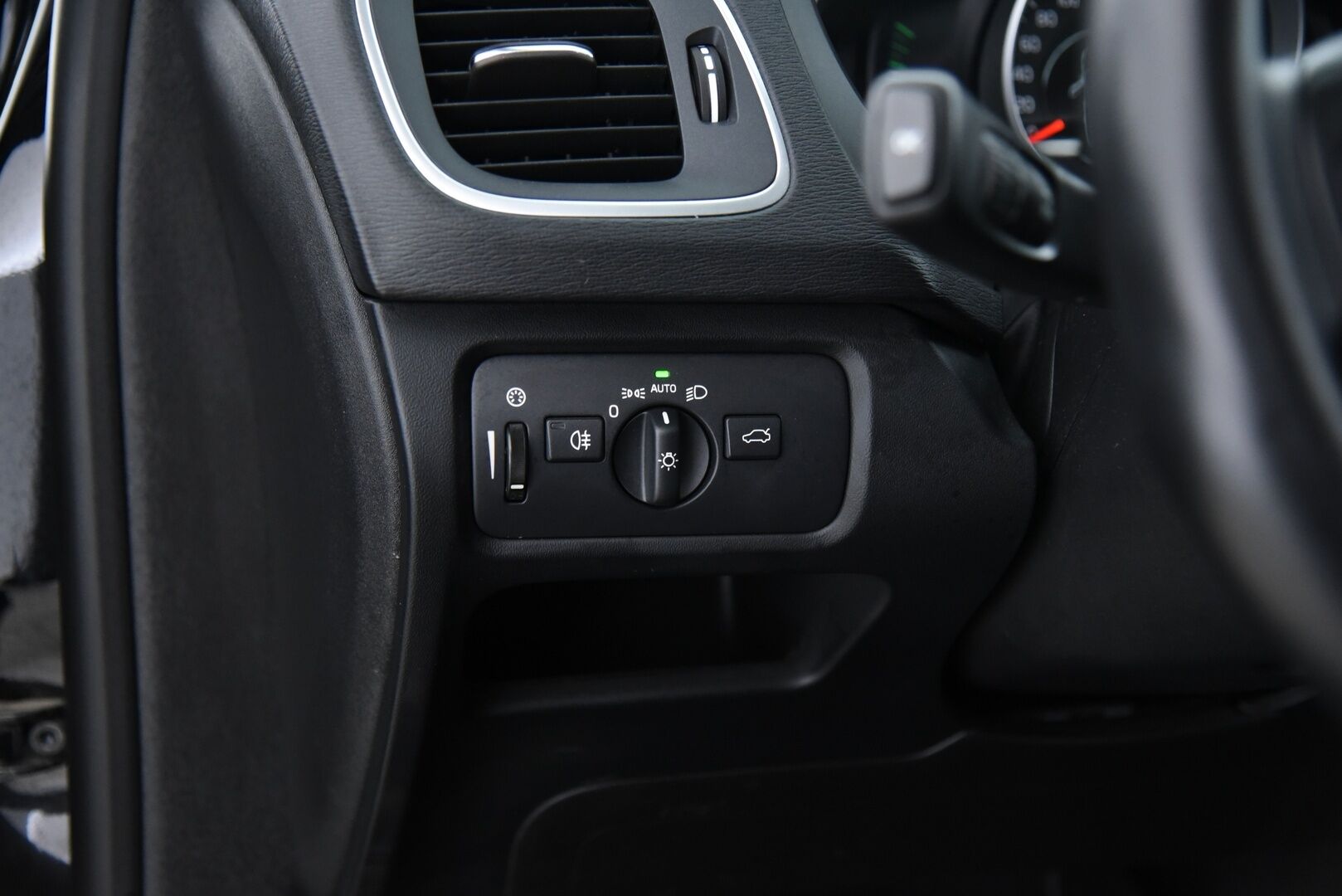 Volvo V40 Cross Country 2018 T3 Plus aut / Full-LED / P. Kamera / Navi / Lämm. Tuulilasi / Jakopää 11/25! - Loistava huoltohistoria! / 2x Hyvät renkaat!