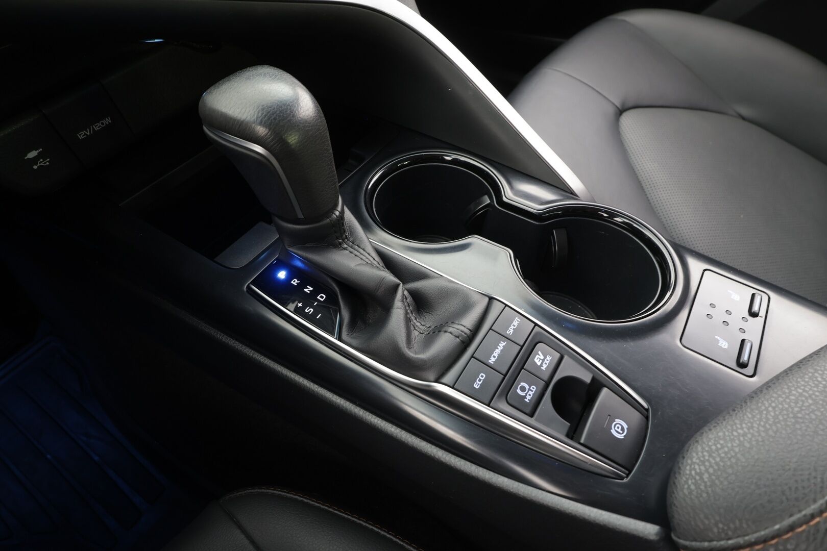 Toyota Camry 2019 2,5 Hybrid Active - Suomi-auto | Merkkihuollot | ACC | LED | Kamera | Sähköpenkit | Nahkaverhoilu | Sisätilanlämmitin | Kaistavahti | Keyless | Kahdet renkaat vanteineen