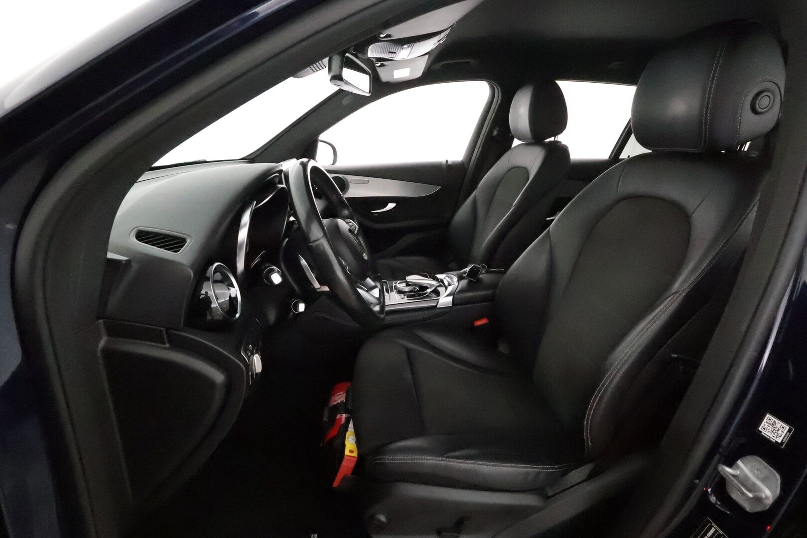 Mercedes-Benz GLC 2018 220 d 4Matic A Premium Business AMG *Distronic+ / Webasto / 360° / Koukku / Navi / Puolinahat* - Kahdet renkaat aluvanteilla