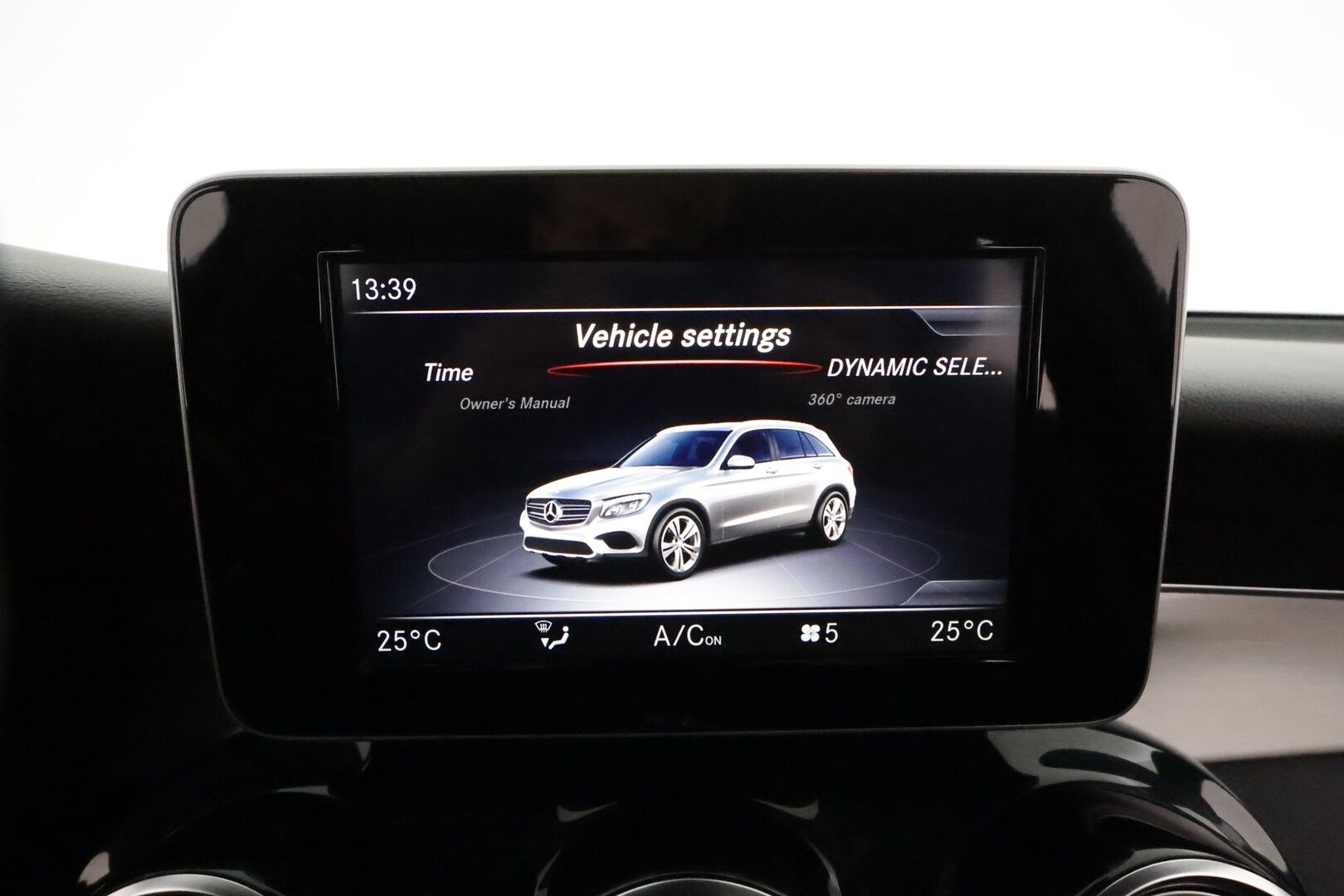 Mercedes-Benz GLC 2018 220 d 4Matic A Premium Business AMG *Distronic+ / Webasto / 360° / Koukku / Navi / Puolinahat* - Kahdet renkaat aluvanteilla