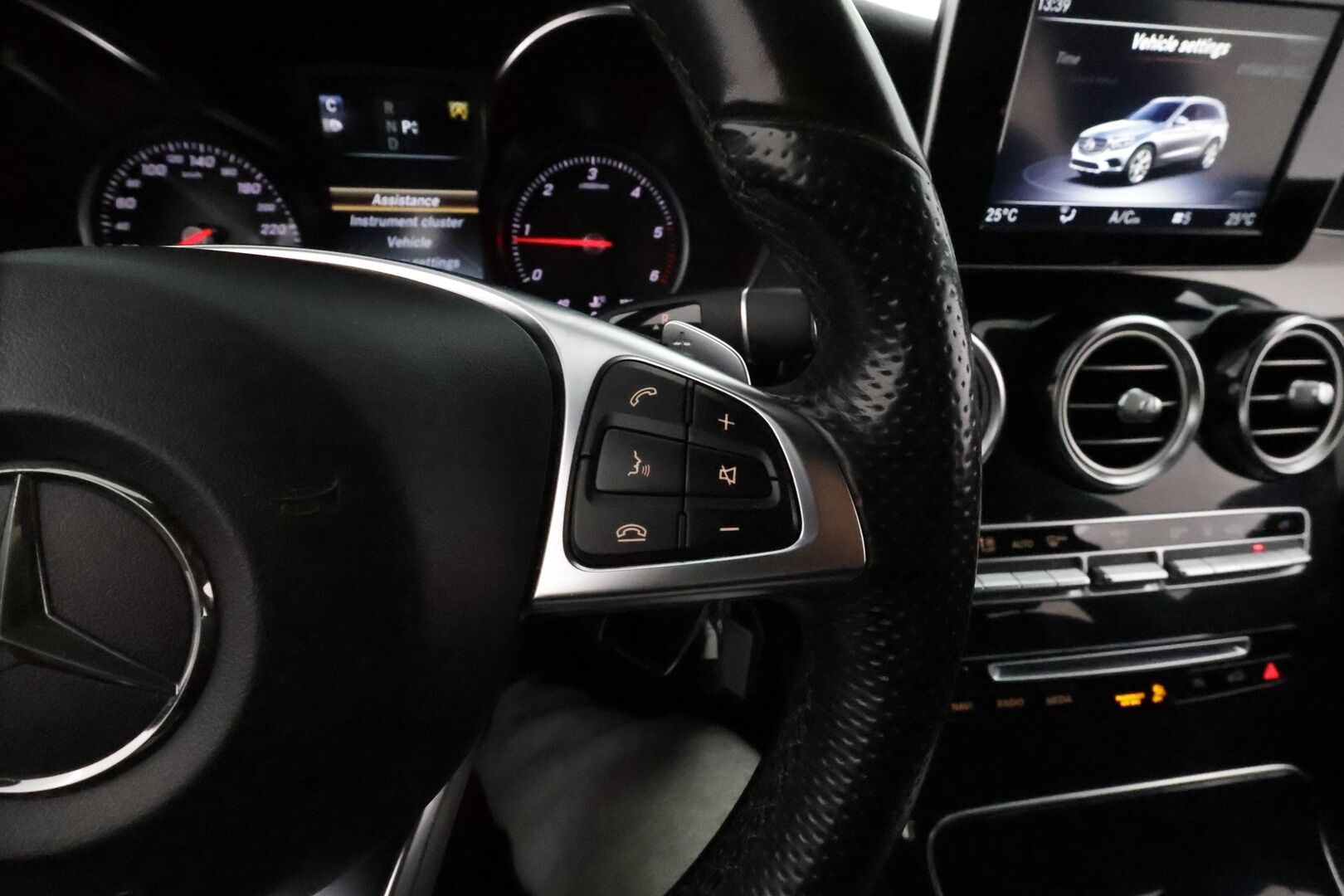 Mercedes-Benz GLC 2018 220 d 4Matic A Premium Business AMG *Distronic+ / Webasto / 360° / Koukku / Navi / Puolinahat* - Kahdet renkaat aluvanteilla