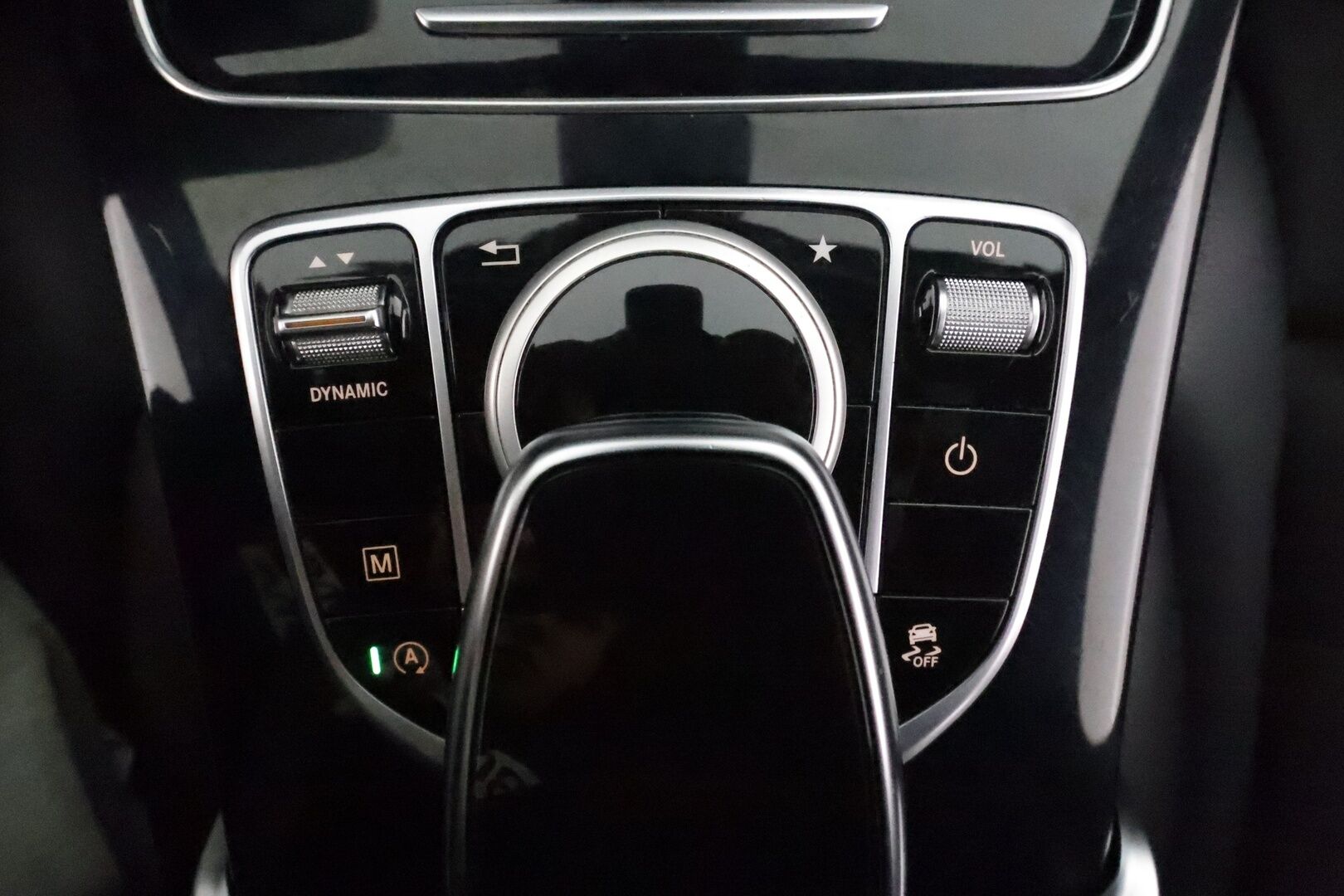 Mercedes-Benz GLC 2018 220 d 4Matic A Premium Business AMG *Distronic+ / Webasto / 360° / Koukku / Navi / Puolinahat* - Kahdet renkaat aluvanteilla