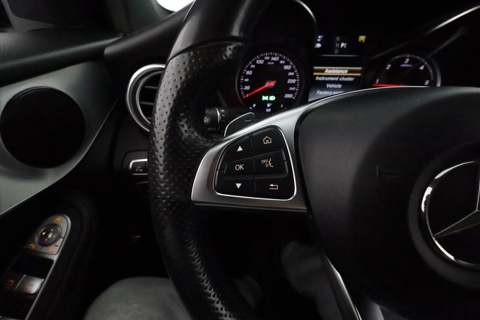 Mercedes-Benz GLC 2018 220 d 4Matic A Premium Business AMG *Distronic+ / Webasto / 360° / Koukku / Navi / Puolinahat* - Kahdet renkaat aluvanteilla