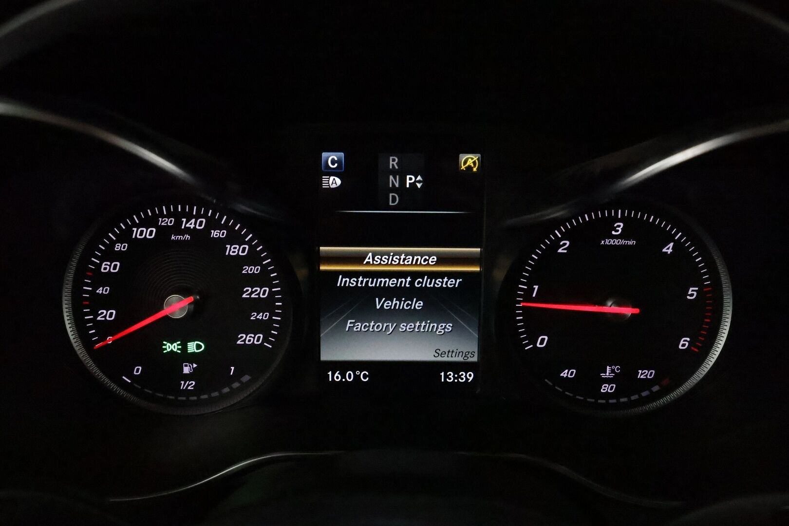 Mercedes-Benz GLC 2018 220 d 4Matic A Premium Business AMG *Distronic+ / Webasto / 360° / Koukku / Navi / Puolinahat* - Kahdet renkaat aluvanteilla