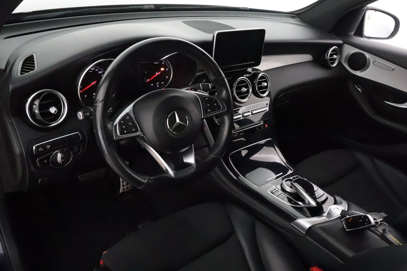 Mercedes-Benz GLC 2018 220 d 4Matic A Premium Business AMG *Distronic+ / Webasto / 360° / Koukku / Navi / Puolinahat* - Kahdet renkaat aluvanteilla