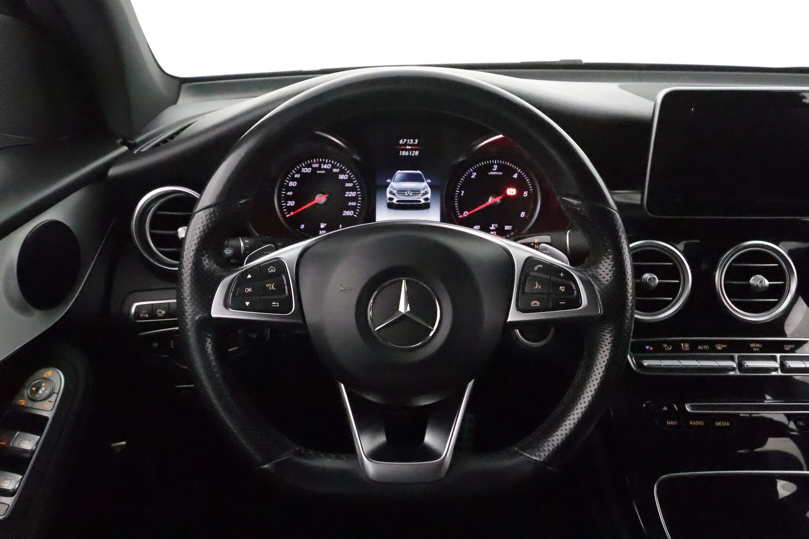 Mercedes-Benz GLC 2018 220 d 4Matic A Premium Business AMG *Distronic+ / Webasto / 360° / Koukku / Navi / Puolinahat* - Kahdet renkaat aluvanteilla
