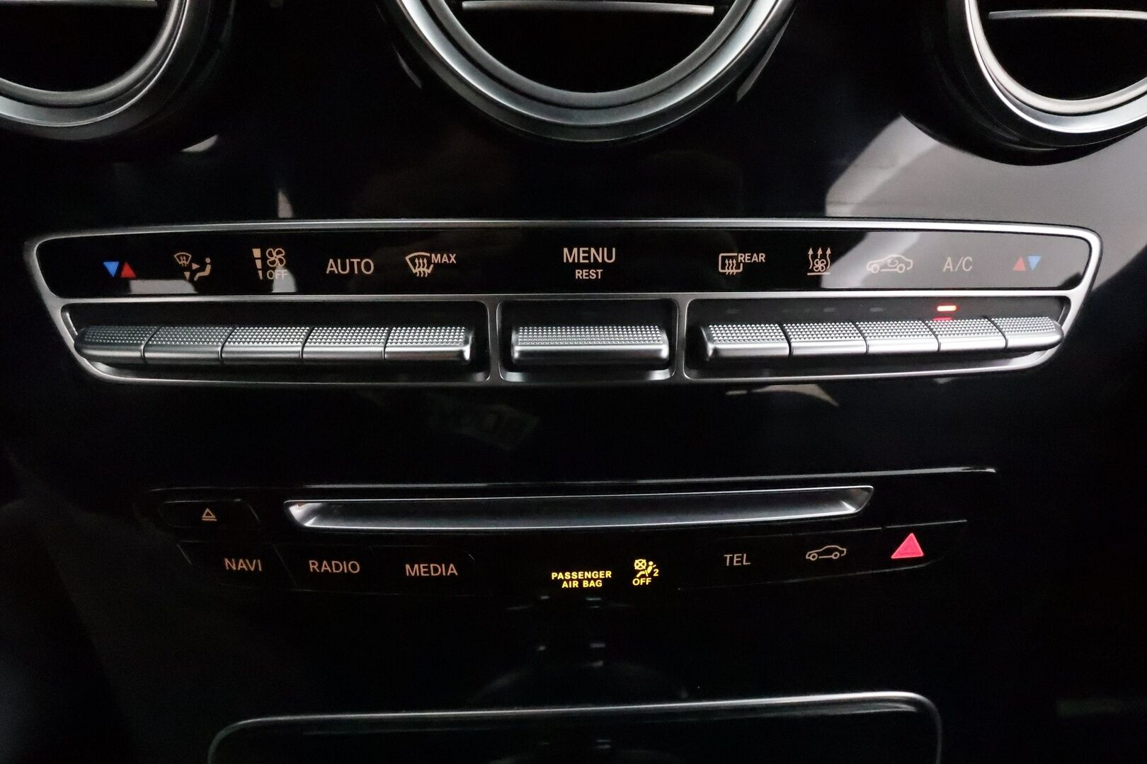 Mercedes-Benz GLC 2018 220 d 4Matic A Premium Business AMG *Distronic+ / Webasto / 360° / Koukku / Navi / Puolinahat* - Kahdet renkaat aluvanteilla
